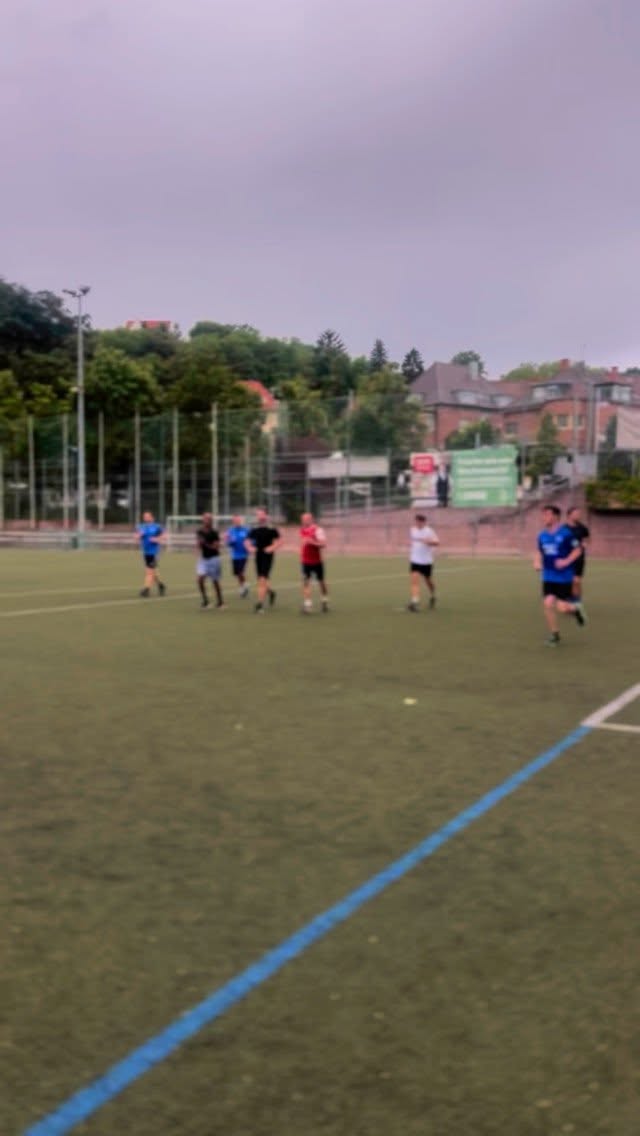 Heute gab’s mit den Jungs vom @sgstuttgartwest und @coach.julian ein knackiges Full Body HIIT Training zur Vorbereitung auf die kommende Spiele💪🚀
Wir kombinieren hier hoch intensive Phasen mit kurzen Erholungsblöckem für maximalen Output!
Bis zum nächsten Mal!
#stuttgart #0711 #functionaltraining #hiitworkout