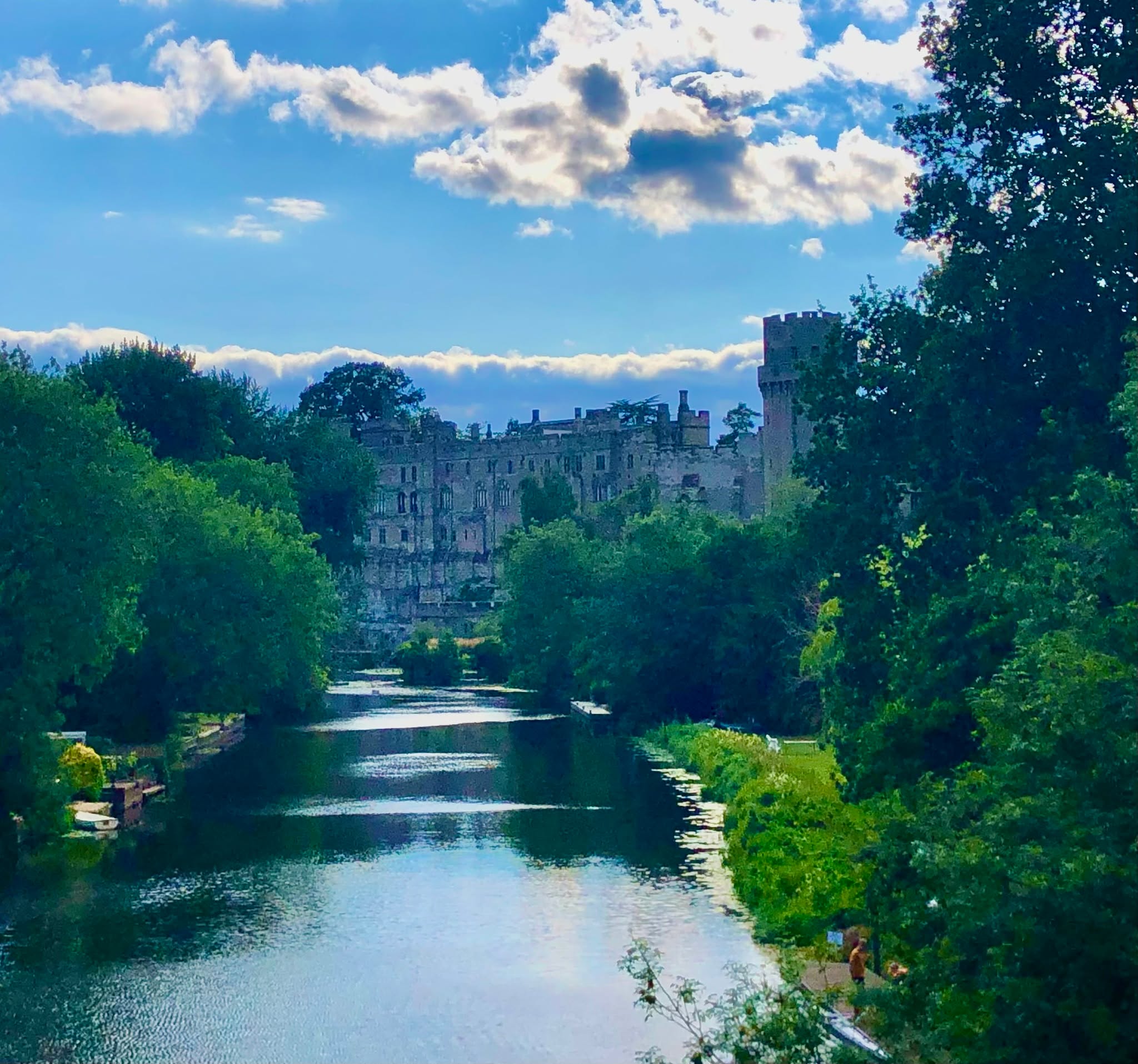 This is one of the great views of England: 14th-century #warwickcastle seen across the River Avon.
#offbeatcotswolds #bluebadgeguide #bluebadgeguides
#britainsbestguides #Cotswolds #thecotswolds
#inthecotswolds #cotswoldcountry #Cotswolds_Culture #lovethecotswolds
#warwick #warwickcastle #Avon #castle
#explore_britain_ #traveling_uk
#photosofengland #instabritain #europetravel