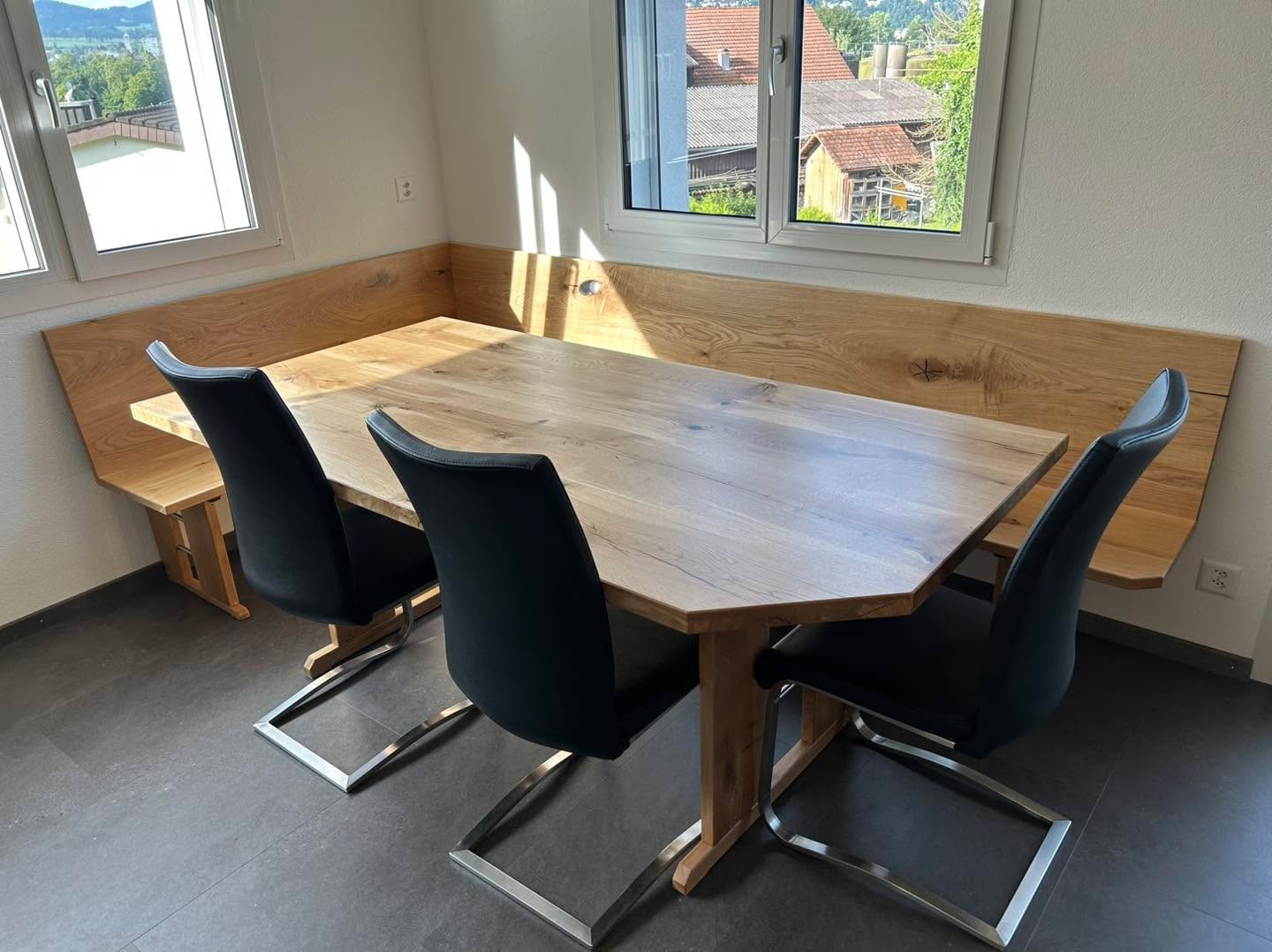 Eichen-Massivholztische mit Eckbänken hergestellt bei uns in der Werkstatt.