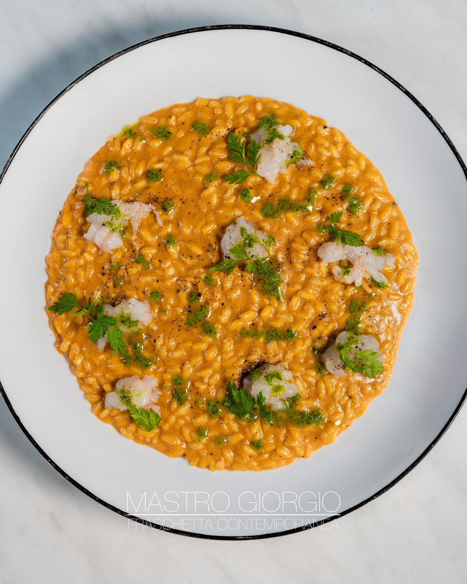 𝑹𝒊𝒔𝒐𝒕𝒕𝒐 𝒂𝒍𝒍𝒂 𝑪𝒓𝒆𝒎𝒂 𝒅𝒊 𝑺𝒄𝒂𝒎𝒑𝒊: 𝑼𝒏 𝑽𝒊𝒂𝒈𝒈𝒊𝒐 𝑻𝒓𝒂 𝑴𝒂𝒓𝒆 𝒆 𝑻𝒓𝒂𝒅𝒊𝒛𝒊𝒐𝒏𝒆
𝐼𝑙 𝑟𝑖𝑠𝑜𝑡𝑡𝑜 𝑎𝑙𝑙𝑎 𝑐𝑟𝑒𝑚𝑎 𝑑𝑖 𝑠𝑐𝑎𝑚𝑝𝑖, 𝑠𝑖𝑚𝑏𝑜𝑙𝑜 𝑎𝑠𝑠𝑜𝑙𝑢𝑡𝑜 𝑑𝑒𝑖 𝑚𝑖𝑡𝑖𝑐𝑖 𝑎𝑛𝑛𝑖 '80, 𝑑𝑎 𝑀𝑎𝑠𝑡𝑟𝑜 𝐺𝑖𝑜𝑟𝑔𝑖𝑜 𝑑𝑖𝑣𝑒𝑛𝑡𝑎 𝑢𝑛 𝑝𝑖𝑎𝑡𝑡𝑜 𝑒𝑙𝑒𝑔𝑎𝑛𝑡𝑒 𝑚𝑎 𝑝𝑟𝑜𝑓𝑜𝑛𝑑𝑎𝑚𝑒𝑛𝑡𝑒 𝑙𝑒𝑔𝑎𝑡𝑜 𝑎𝑙𝑙𝑎 𝑡𝑟𝑎𝑑𝑖𝑧𝑖𝑜𝑛𝑒 𝑒 𝑎𝑙 𝑚𝑎𝑟𝑒.
𝑁𝑖𝑒𝑛𝑡𝑒 𝑝𝑎𝑛𝑛𝑎, 𝑖𝑙 𝑟𝑖𝑠𝑜 𝐴𝑐𝑞𝑢𝑒𝑟𝑒𝑙𝑙𝑜 𝑣𝑖𝑒𝑛𝑒 𝑚𝑎𝑛𝑡𝑒𝑐𝑎𝑡𝑜 𝑐𝑜𝑛 𝑏𝑖𝑠𝑞𝑢𝑒 𝑒 𝑢𝑛 𝑏𝑢𝑟𝑟𝑜 𝑖𝑛𝑓𝑢𝑠𝑜 𝑛𝑒𝑙𝑙𝑎 𝑆𝑢𝑠𝑖𝑎𝑛𝑒𝑙𝑙𝑎, 𝑢𝑛 𝑝𝑟𝑒𝑔𝑖𝑎𝑡𝑜 𝑖𝑛𝑠𝑎𝑐𝑐𝑎𝑡𝑜 𝑣𝑖𝑡𝑒𝑟𝑏𝑒𝑠𝑒, 𝑝𝑟𝑒𝑠𝑖𝑑𝑖𝑜 𝑆𝑙𝑜𝑤 𝐹𝑜𝑜𝑑, 𝑐ℎ𝑒 𝑑𝑜𝑛𝑎 𝑎𝑙 𝑝𝑖𝑎𝑡𝑡𝑜 𝑢𝑛𝑎 𝑛𝑜𝑡𝑎 𝑖𝑛𝑡𝑒𝑛𝑠𝑎 𝑒 𝑙𝑒𝑔𝑔𝑒𝑟𝑚𝑒𝑛𝑡𝑒 𝑝𝑖𝑐𝑐𝑎𝑛𝑡𝑒.
𝐴 𝑏𝑖𝑙𝑎𝑛𝑐𝑖𝑎𝑟𝑒 𝑖𝑙 𝑝𝑖𝑎𝑡𝑡𝑜 𝑙𝑎 𝑑𝑜𝑙𝑐𝑒𝑧𝑧𝑎 𝑑𝑒𝑔𝑙𝑖 𝑠𝑐𝑎𝑚𝑝𝑖 𝑎 𝑐𝑟𝑢𝑑𝑜, 𝑙𝑒 𝑔𝑜𝑐𝑐𝑒 𝑑𝑖 𝑝𝑎𝑛𝑛𝑎 𝑎𝑐𝑖𝑑𝑎 𝑒 𝑢𝑛 𝑜𝑙𝑖𝑜 𝑎𝑙 𝑐𝑒𝑟𝑓𝑜𝑔𝑙𝑖𝑜.
𝑈𝑛 𝑖𝑛𝑐𝑜𝑛𝑡𝑟𝑜 𝑖𝑛𝑐𝑟𝑒𝑑𝑖𝑏𝑖𝑙𝑒 𝑡𝑟𝑎 𝑀𝑒𝑑𝑖𝑡𝑒𝑟𝑟𝑎𝑛𝑒𝑜 𝑒 𝑙’𝑒𝑛𝑡𝑟𝑜𝑡𝑒𝑟𝑟𝑎 𝑙𝑎𝑧𝑖𝑎𝑙𝑒, 𝑡𝑟𝑎 𝑑𝑒𝑙𝑖𝑐𝑎𝑡𝑒𝑧𝑧𝑎 𝑚𝑎𝑟𝑖𝑛𝑎 𝑒 𝑖𝑙 𝑐𝑢𝑜𝑟𝑒 𝑐𝑜𝑛𝑡𝑎𝑑𝑖𝑛𝑜 𝑑𝑒𝑙𝑙𝑎 𝑇𝑢𝑠𝑐𝑖𝑎.
𝑈𝑛 𝑟𝑖𝑠𝑜𝑡𝑡𝑜 𝑐ℎ𝑒 𝑠𝑎 𝑑𝑖 𝑒𝑠𝑡𝑎𝑡𝑒, 𝑑𝑖 𝑚𝑎𝑟𝑒 𝑒 𝑑𝑖 𝑟𝑖𝑐𝑜𝑟𝑑𝑖.
@fradeatails
Una storia in ogni boccone. Ti aspettiamo per viverla!
𝐈𝐧𝐟𝐨 𝐞 𝐏𝐫𝐞𝐧𝐨𝐭𝐚𝐳𝐢𝐨𝐧𝐢:
📍 Via Alessandro Volta 36, Testaccio, Roma
📞 06 5741369
📧 info@mastro-giorgio.it
🌐 Prenota ora: LINK IN BIO!
#MastroGiorgio #Risotto #RisottoAllaCremaDiScampi #CucinaDiMare #PiattiRomani #RicetteItaliane #CucinaElegante #TradizioneEInnovazione #Scampi #Susianella #SlowFood #FoodieRoma #Testaccio #RomaRistoranti #GustoItaliano #CucinaContemporanea #SaporiAutentici #FoodStorytelling