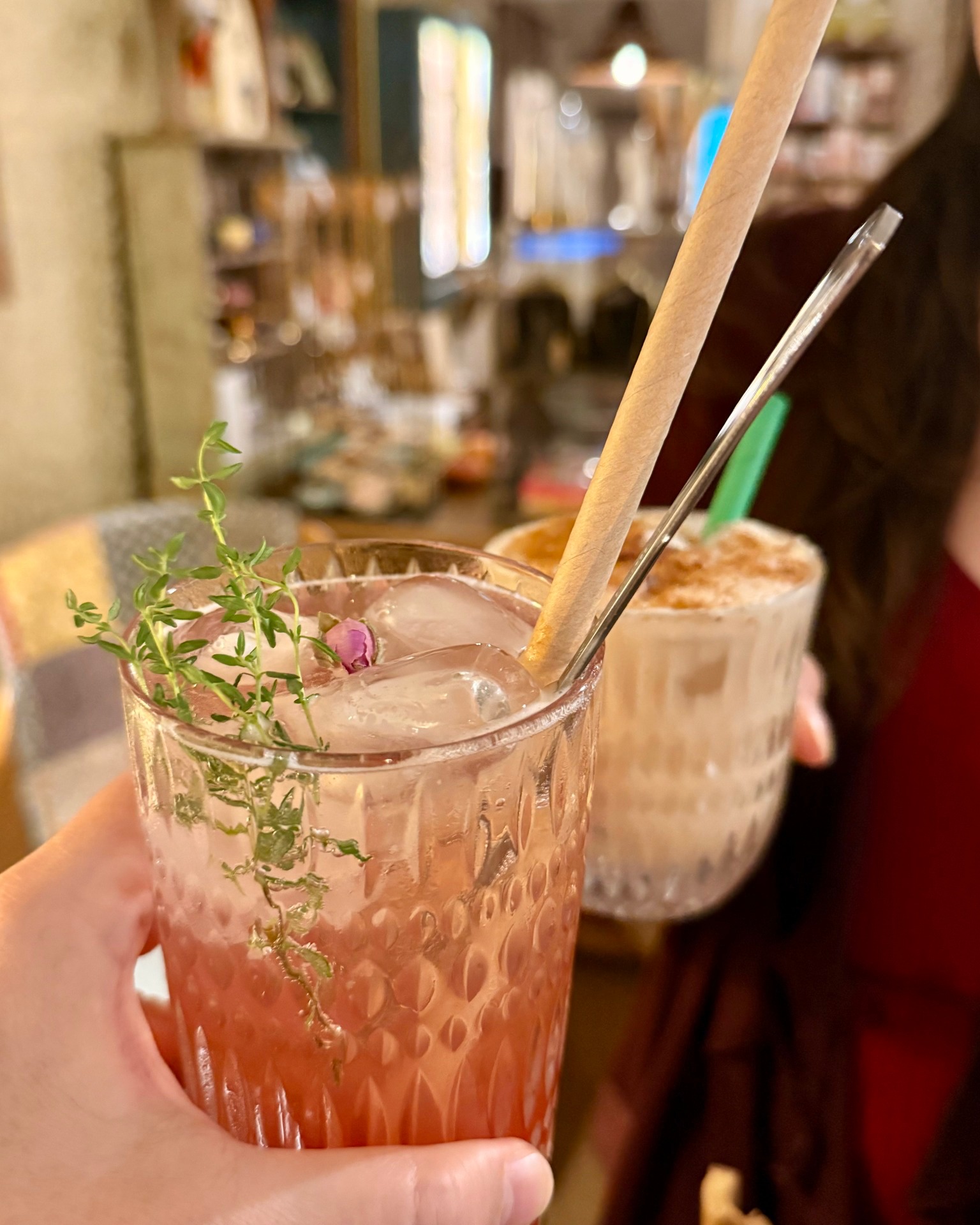 💃 Tančíme v rytmu zážitků 💃
Iva u nás byla na dva měsíce na obchodě "na skok" a svou přítomností to na obchodě krásně rozsvítila. Teď se posouvá blíže svým přáním a tužbám. Bude se nám po ní stýskat, ale slíbila nám, že občas za námi zajde 🤗
Ivo, děkujeme ti za vše, tvé upřímné nasazení a zájem. A dodatečně ještě jednou vše nejlepší k tvým narozeninám. Bylo nám s tebou moc hezky 💗
Přiťukli jsme si Důvěrnicí a Káhirou. Káhiru si vybrala Iva - chuť i energie tohoto míchaného drinku je totiž přesně ve stylu nových zážitků a výzev 🥂
P.S. Po Ivě zbyde volná židle, tak pokud by si někoho zavolalo, napiš nám do zpráv ✍️
#kristies #newadventure