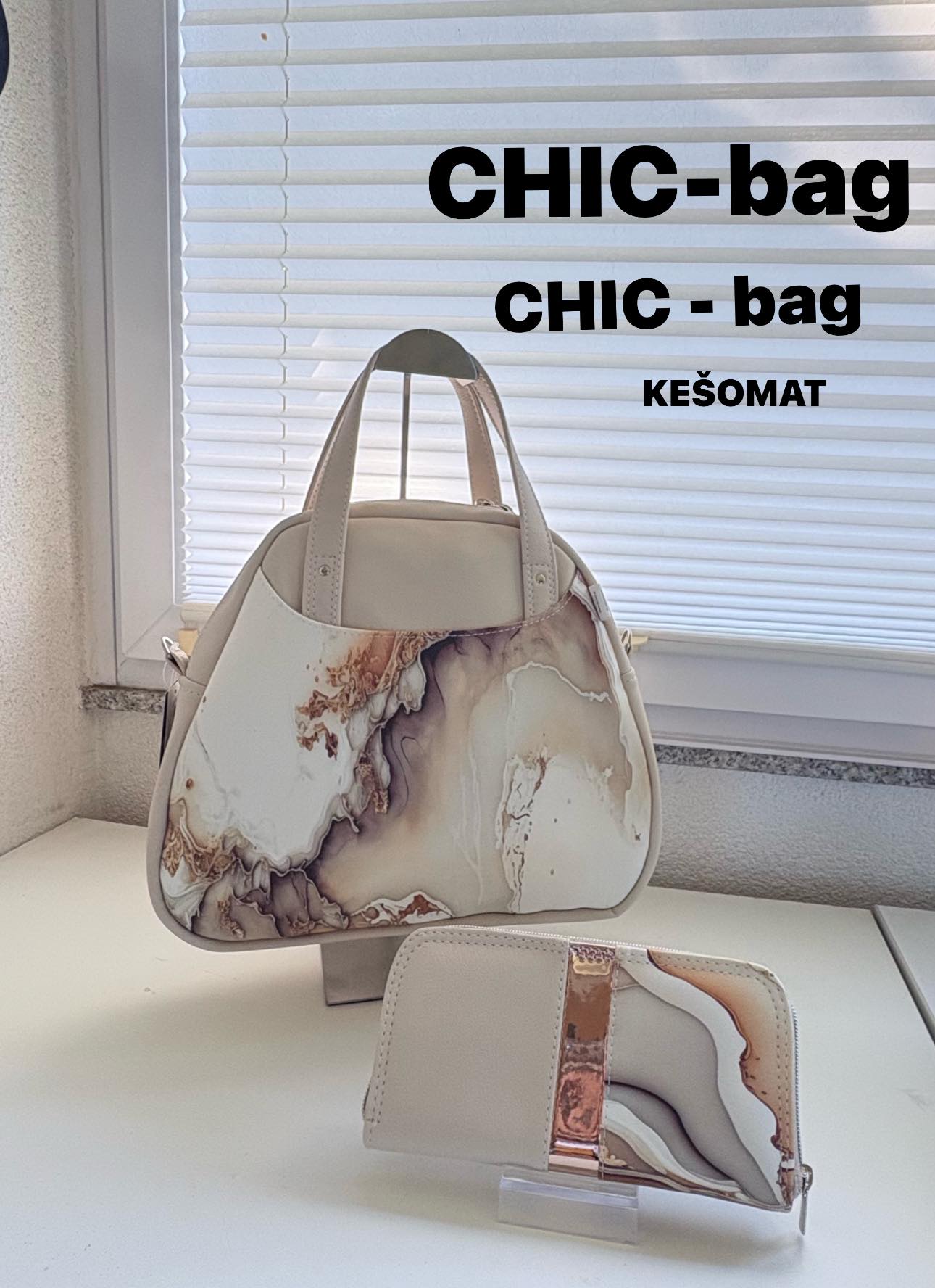 Oj, sem nazaj! ☀️
Dopust je bil top – morje, sonček, malo počitka… ampak zdaj sem že prav pridna in spet ustvarjam s polno paro! 💪✨
Komaj sem dobro stopila v delavnico, pa je že nastal ta čudovit komplet – torbica + kešomat , ki kar kričita stil, eleganca in unikatnost! 😍
📸 Komaj sem uspela narediti fotko – še vroče izpod rok! Ampak poglej to kombinacijo marmornega vzorca, nežnih tonov in kovinskega detajla… čista CHIC BAG magija! ✨
Ta komplet je že oddan… svojega si naročiš ⬇️
Zs ali info@eniart.si
📩 Piši mi za naročilo ali rezervacijo 💬
#chicbag #unikatniizdelki #ročnoizdelano #torbicaindenarnica #enizame #ročnozljubeznijo