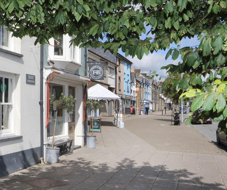 The small-town wave.
The post office nod. The corner shop smile.�It’s these little moments — strangers turned familiar, a kindness passed without words — that make Powys feel like home.�Whether you’ve lived here all your life or just arrived, there’s a welcome waiting for you in nearly every street.
�Cyfarchiad y dref fach. Y cwtsh o’r swyddfa bost. Gwên siop y cornel.�Y rhain yw’r eiliadau bach — cymdogion yn gyfarwydd, caredigrwydd heb eiriau — sy’n gwneud Powys yn teimlo fel cartref.�Boed i ti fod wedi byw yma am flynyddoedd neu newydd gyrraedd, mae croeso i ti ar bob stryd.