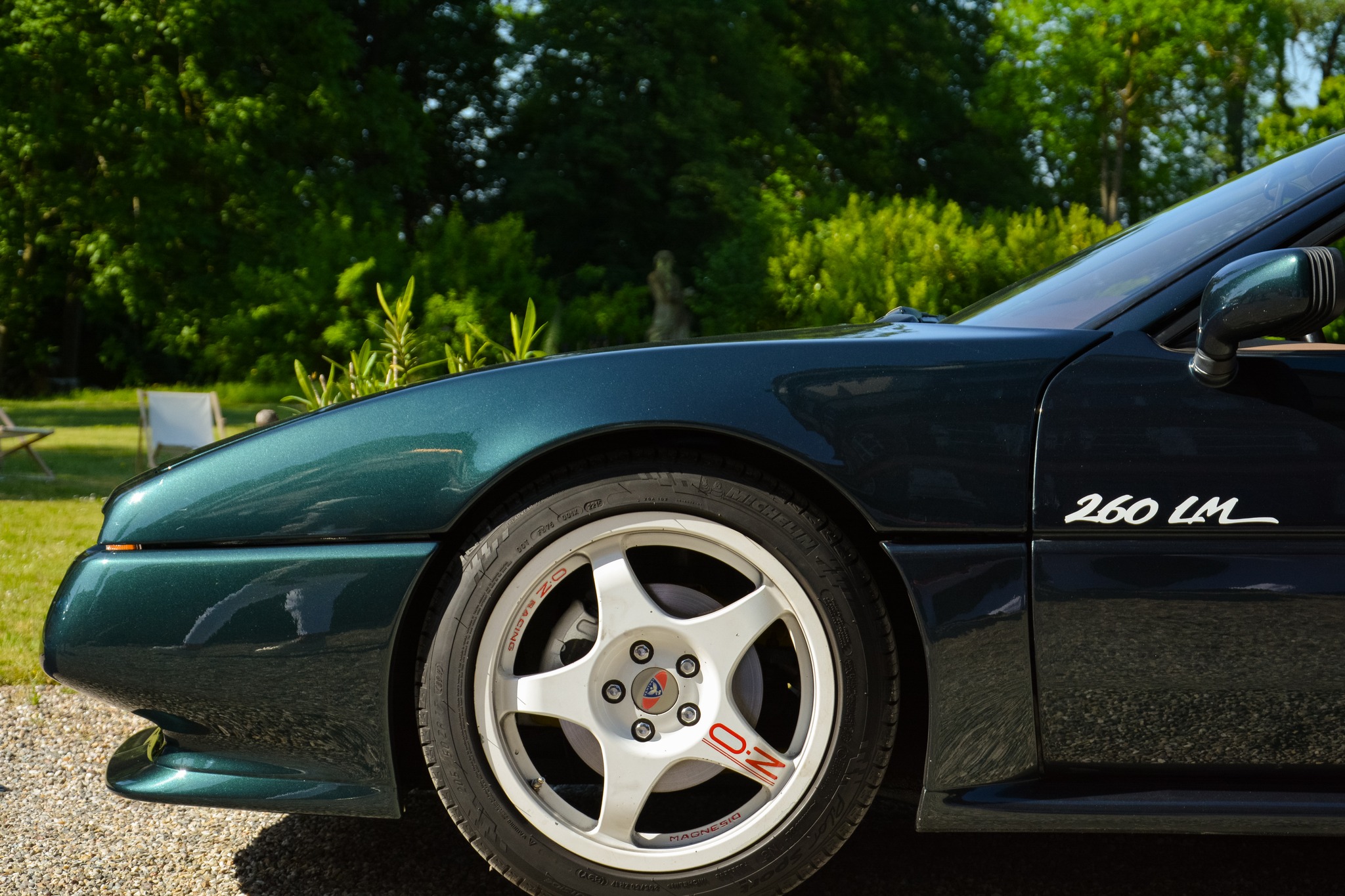 Focus sur l'une des raretés présentes à Timeless Classics : La Venturi 260LM !
La Venturi 260 LM, produite au début des années 90, incarne l’ambition française de rivaliser avec les meilleures GT de son époque. Dérivée de la Venturi 260 Atlantique, cette version "Le Mans" se distingue par des améliorations techniques et une vocation plus radicale, en hommage à la prestigieuse course d'endurance. Dans les années 80, l’industrie automobile française manquait d’une véritable GT capable de rivaliser avec Porsche ou Ferrari. Venturi, fondée en 1984, se lance dans cette aventure avec des modèles raffinés et performants. La Venturi 260 LM s’inscrit dans cette lignée, développant un caractère plus affuté destiné aux amateurs de conduite engagée.
La Venturi 260 LM est dotée d'un moteur plus affuté et d'un châssis retravaillé pour des performances optimisées. Esthétiquement, elle se distingue par ses appendices aérodynamiques plus marqués, notamment un aileron arrière plus imposant et une assiette plus basse, accentuant son allure sportive.
La Venturi 260 LM tire son nom du mythique circuit des 24 Heures du Mans, une course où Venturi a tenté de s'imposer avec ses prototypes. Aujourd’hui, cette Venturi est un véritable collector, appréciée par les passionnés en quête d’une alternative exclusive aux sportives italiennes et allemandes. Elle symbolise une période où l’industrie automobile française osait rivaliser avec les plus grands noms du secteur.
Rendez-vous sur https://www.timelessclassics.fr/2025/galerie pour consulter la galerie photos de l'événement.
📸 @allan_photography8 / @infiniteclassiccars
www.timelessclassics.fr
#TimelessClassics #Merci #VoituresDeCollection #PassionAuto #CarCulture #Classiccar #Event #Evenement #Privé #EvenementPrive #Alsace #BasRhin