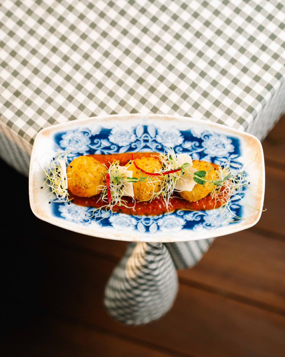 Arancini en entrée, citron en trompe l’œil pour le dessert. Voilà un joli programme pour votre prochaine soirée chez Nonna 🍋✨
📍 Porticcio
Nous vous accueillons tous les jours, midi et soir.
Réservations via le lien en bio
#nonnaporticcio #restaurantitalien #pasta #antipasti #food #italianfood #porticcio #corse
🧑🏻💻 @glowup_agency