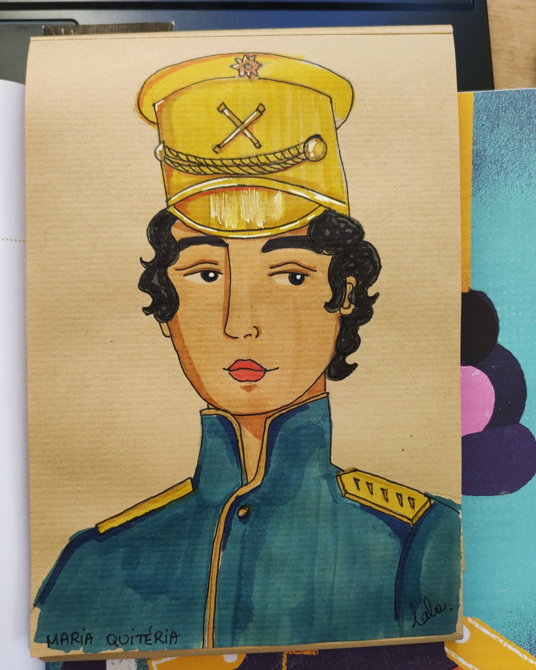 Maria Quitéria, baiana de cabelos curtos e encaracolados, desafiou as convenções de sua época ao se vestir de homem e se alistar como "soldado Medeiros" para lutar na Guerra da Independência. Órfã de mãe, cuidava da casa e dos irmãos, mas também montava, caçava e usava armas de fogo. Após a negativa do pai em permitir seu alistamento, Maria cortou os cabelos, vestiu-se de homem e fugiu para se juntar às tropas em Cachoeira. Sua habilidade em combate e bravura a destacaram, e mesmo após a descoberta de seu disfarce, foi transferida para o batalhão de caçadores voluntários do príncipe Dom Pedro. Derrotados os portugueses em 1823, Maria Quitéria foi condecorada por Dom Pedro I como cavaleiro da Ordem Imperial do Cruzeiro, tornando-se a primeira mulher-soldado do país.
#MariaQuitéria #HeroínaBrasileira #IndependênciaDoBrasil #PoderFeminino #diadosoldado #LutaPelaLiberdade #galeriaextraordinaria