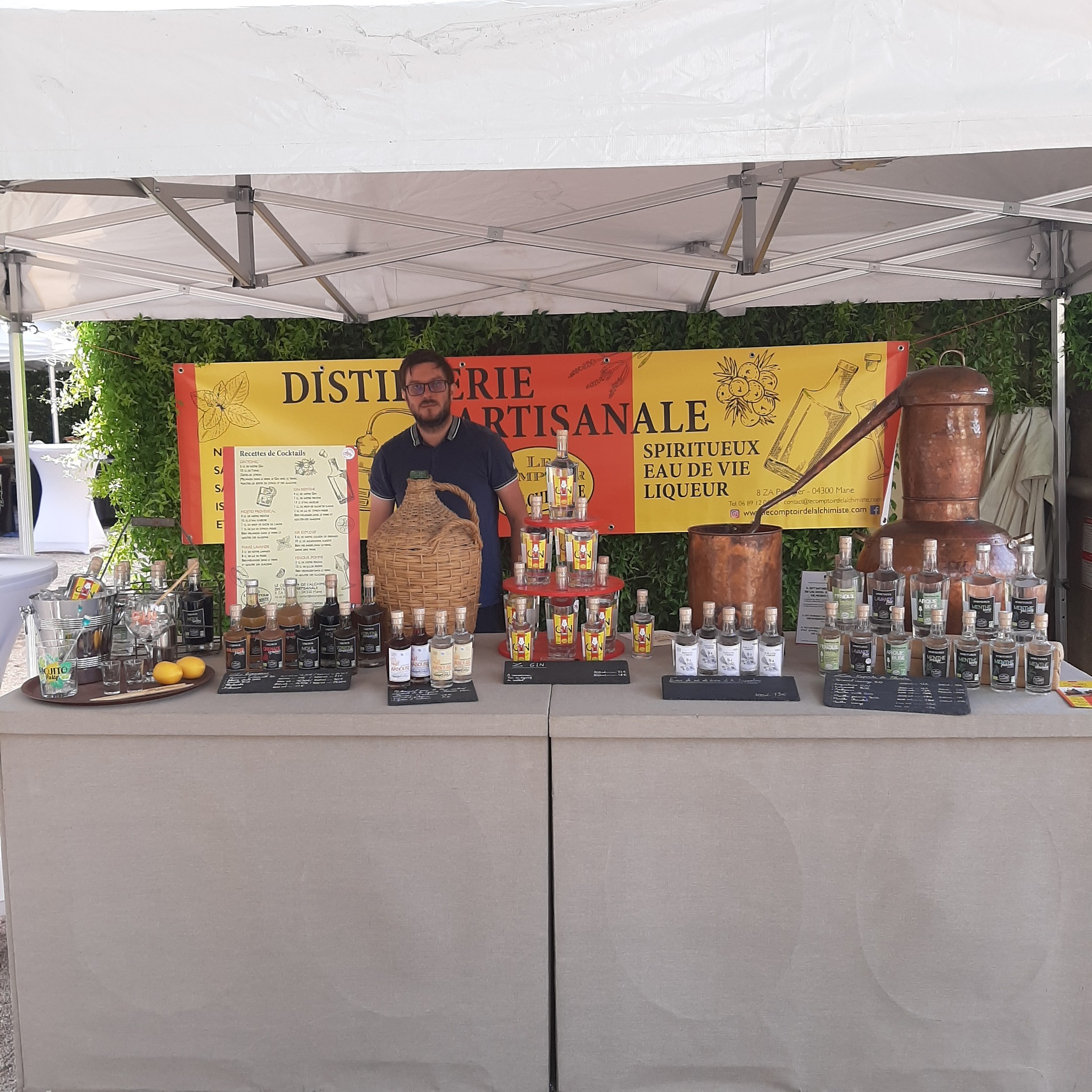 🚐✨ Le Comptoir de l’Alchimiste en route !
Cet été, on continue notre tournée des Marchés des Saveurs des Alpes du Sud avec nos liqueurs, ratafias, apéritifs et autres élixirs artisanaux à découvrir… et à goûter 🍇🌿
📍 Voici nos prochaines étapes :
🗓 Lundi 11 août – Castellane (04)
🗓 Mardi 12 août – Moustiers-Sainte-Marie (04)
🗓 Mercredi 13 août – Colmars-les-Alpes (04)
🗓 Jeudi 14 août – Barcelonette (04)
🗓 Vendredi 15 août – Vars (05)
🗓 Samedi 16 août – Gréoux-les-Bains (04) & Le Monêtier-les-Bains (05)
🗓 Dimanche 17 août – Vallouise (05)
🗓 Lundi 18 août – Embrun (05)
🗓 Mardi 19 août – Moustiers-Sainte-Marie (04)
🗓 Mercredi 20 août – La Palud-sur-Verdon (04)
👉 Venez nous rencontrer, sentir, goûter et parler plantes, fruits et alchimie artisanale.
On vous attend avec plaisir sur les chemins du goût !
#gin #MarchésDesSaveurs #SpiritueuxArtisanaux #LiqueursNaturelles #Ratafia #ProvenceAlpes #TournéeDesMarchés #SaveursDuSud #lecomptoirdelalchimiste