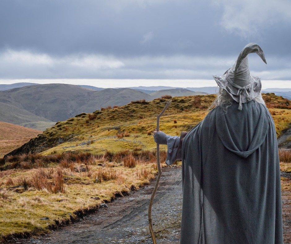 You wake, stretch, lace up your trusty boots.
A quick coffee, a bite of something warm — then out the door.
A stile in the hedge.
A breeze at your neck.
A red kite wheels overhead, glowing crimson against the morning sun.
Mist kisses the tops of hills and trees.
The land hums with memory.
Some places feel as though someone’s just left — someone ancient, someone watching.
Bring your boots.
Bring snacks.
Stop for second breakfast (as all the best explorers do).
Maybe bring a stick that looks suspiciously magical.
After all… we’re going on an adventure.
“Not all those who wander are lost.” — Bilbo
Does dim rhaid cael tân gwyllt i gael antur.
Yma ym Mhowys, mae gris bach mewn perthi, awel ysgafn ar dy wddf, a barcud coch yn cylchu’n goch yn erbyn haul y bore.
Mae’r niwl yn cusanu copaon y bryniau a’r coed.
Mae’r tir yma’n canu gydag hen atgofion.
Weithiau, mae’n teimlo fel bod rhywun newydd adael — rhywun hynafol, rhywun sy’n cadw llygad.
Dewch â’ch esgidiau. Dewch â byrbrydau.�A falle ffyn sy’n edrych yn od o hudol.