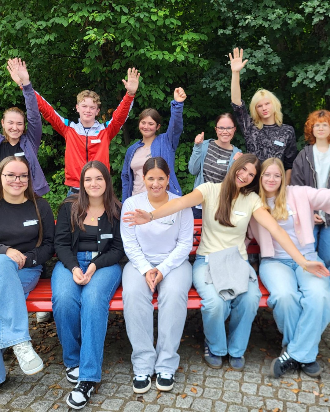 Herzlich Willkommen in der AZOM-Familie!
Am Montag durften wir 12 neue Lernende und 1 Praktikantin in den Bereichen der Pflege, Küche, Unterhalt, Hauswirtschaft und Service begrüssen – die Freude ist riesig! 🎉
Diese Woche steht unter dem Motto: „AZOM Roadtrip – unsere gemeinsame Reise beginnt jetzt“ 🌍
Ein spannender Weg voller Erfahrungen und Begegnungen liegt vor unseren jungen Berufsleuten – wir begleiten sie bei jedem Kilometer! 🧭
Wir wünschen euch einen tollen Start und viele unvergessliche Momente in der Ausbildung!
#alterszentrum #oberemühle #lernende #roadtrip