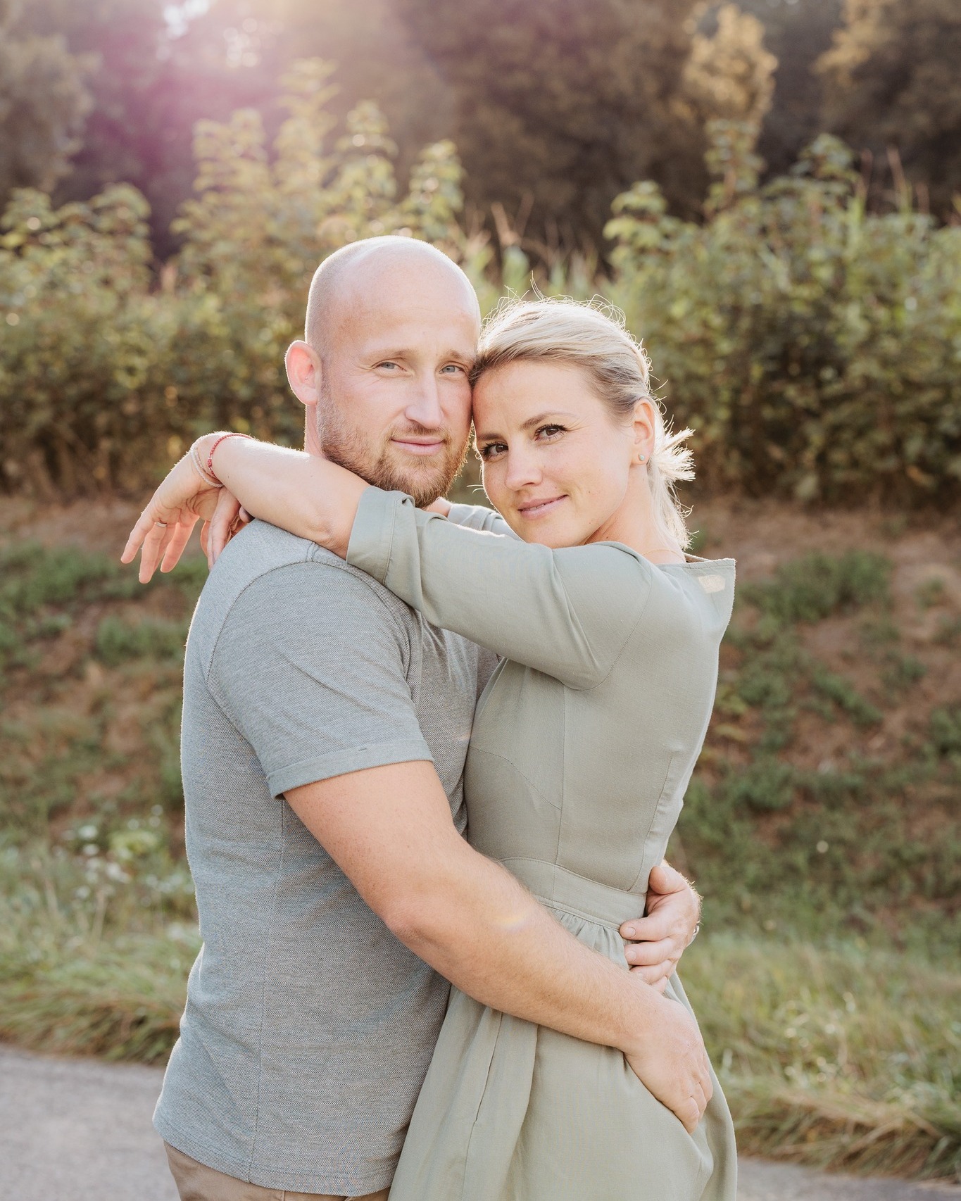 ✨ Machst du eigentlich auch Familienfotos? --> JA! 🥰
...und wieso zeigst du dann keine? ✨
WEIL ICH AUCH MAMA BIN 🤍
Als Hochzeitsfotografin habe ich gelernt, wie wertvoll echte, ungestellte Augenblicke sind – diese ganz besonderen Verbindungen zwischen Menschen. Das gilt natürlich genauso für eure Familienmomente. 🥰
Für mich steht der Schutz der Kinder an erster Stelle. Kinder gehören nicht einfach so ins Internet, nur weil es gerade modern oder bequem ist. Oder weil ich dann vielleicht öfter für Shootings gebucht werde. Das ist dann eben so.
Jede Familie entscheidet selbst, was sie teilt – und ich respektiere das voll und ganz. 🫶
Ich halte wunderschöne Erinnerungen für euch fest, die ihr ganz bewusst für euch bewahren könnt. Ohne Druck, ohne Social Media.
Denn der Schutz eurer Kinder und ihre Privatsphäre sind das Wertvollste.
Wie seht ihr das? Ich bin gespannt auf eure Meinung und freue mich auf einen ehrlichen Austausch. ❤️