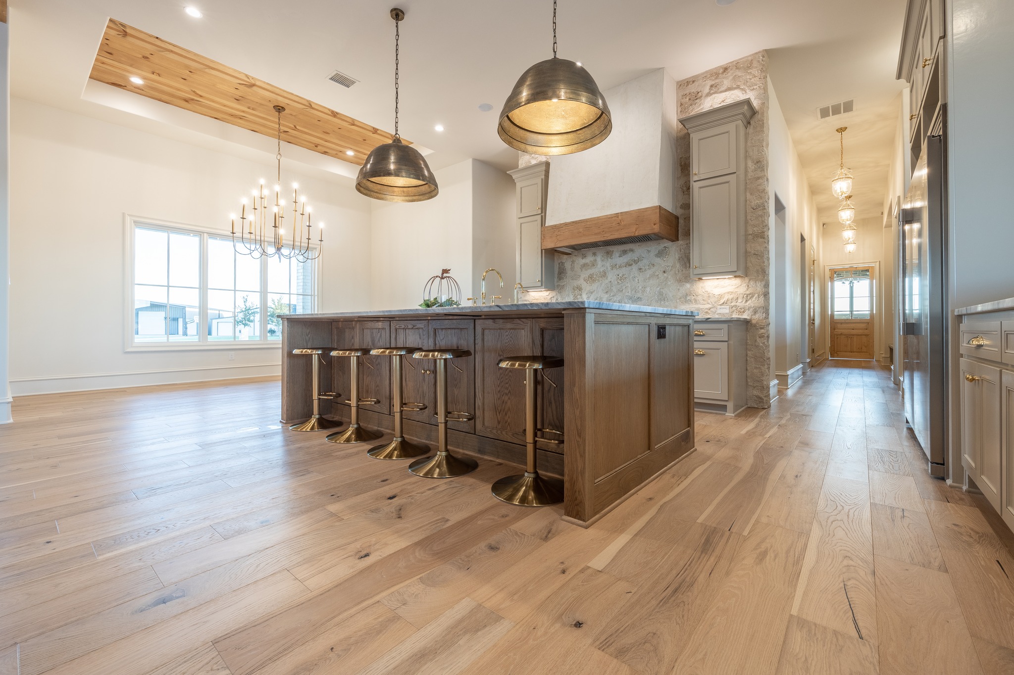 The stone wall steals the show!
Builder: @derekcooperconstruction
Photographer: @ashleyadamsmedia
Lubbock Custom Home | Kitchen Design | Lubbock Kitchen | Kitchen Inspiration | Architectural Inspiration | Interior Design | Lubbock Home Design | West Texas Home
#pddtexas #lubbockhome #westtexashome #customhome #kitchendesign #kitcheninspo #kitchensoflubbock #lubbockkitchen #lubbocktexas #ashleyadamsmedia