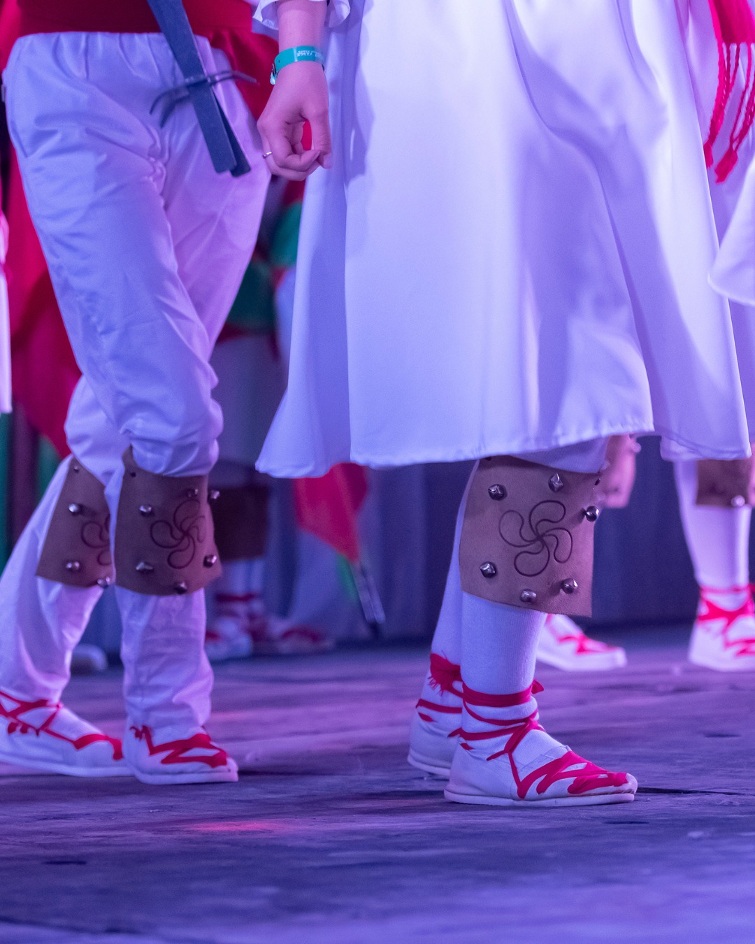 Après quelques jours intenses, Agnès Perez, “Aniez eta Zeina” ont poursuivi leur belle aventure au Grand Bal de l’Europe de Gennetines avec un spectacle autour des danses basque. 💃
👉 Le samedi 2 août, la journée a commencé avec un atelier mutxiko, de 9h30 à 10h30 puis de 10h45 à 12h45 et ce dimanche 3 août, ils ont animé un dernier atelier de danse avant de clore en beauté ces quelques jours avec un grand bal !
Portés par Erika au triki et Mikel au violon, les danses traditionnelles du Pays basque ont résonné à Gennetines ! 🎶
Cette prestation a été soutenue par la Communauté d’Agglomération Pays Basque.
#aniezetazeina #legrandbaldeleurope #gennetines #danse #dansebasque #euskaldantzak