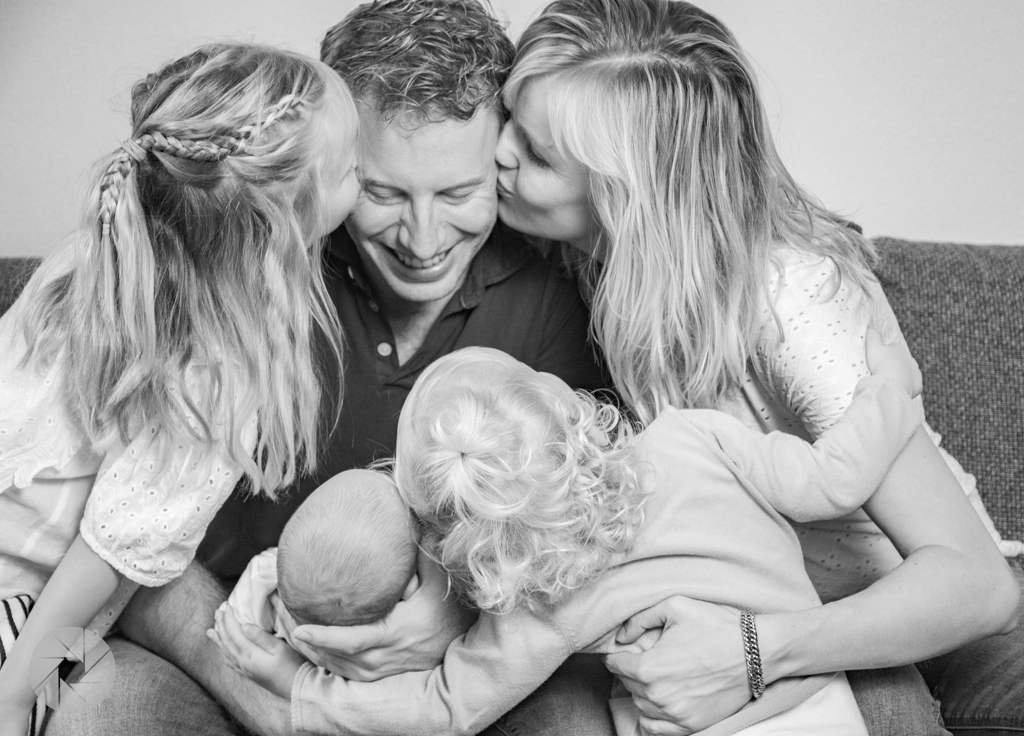 Eén papa, drie kusjes en een heleboel liefde 💕
Soms is het gewoon knuffels all around bij een newbornshoot!
#newbornshoot #gezinsfoto #familiefotografie #liefdevolmoment #pictureyourself #rotterdamfotograaf