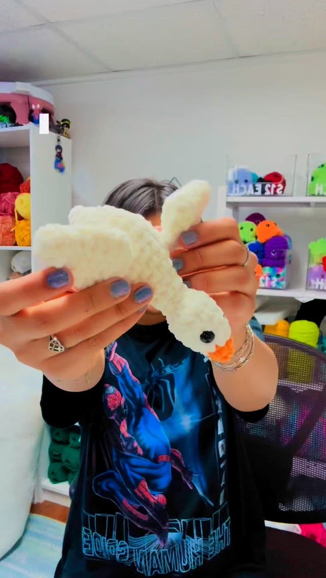 SO MANY GEESE!! 😵💫🪿✨They’re finally starting to come together and I’m so close to finishing them all! I’m planning to wrap them up this week and I’m honestly so excited to see them all lined up.
If you got one of these as a party favor, how happy would you be?💕💭
Also… I had more clips to show y’all but somehow they just vanished?! 😭
#crochet #amigurumi #yarnfusion #handmadebusiness #crochetplushies #plushies