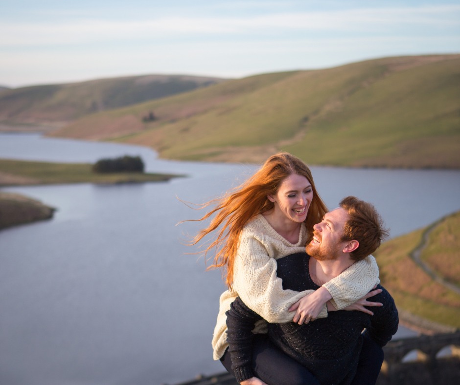 Whether it’s a stone circle under stormy skies or a tiny chapel with ivy creeping up the walls, Powys can be a treasure hunt for two.
�Yn cuddio ymhlith bryniau a chymoedd, mae Powys yn llawn mannau hudol i’w rhannu – y math o lefydd lle mae amser yn arafu.