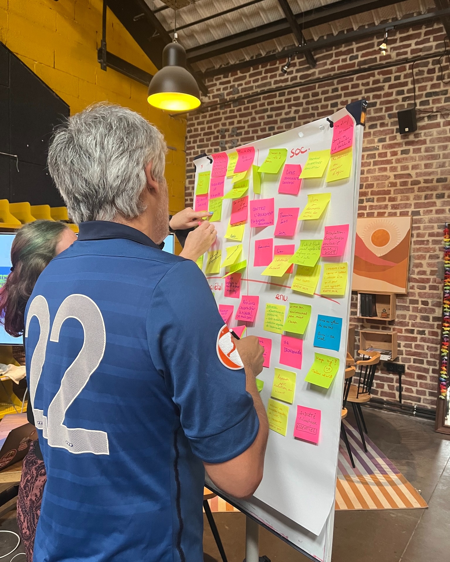 Altercité : du rêve à la réalité... et maintenant ?
Tu connais déjà un peu Altercité ? Ce projet un peu fou, né d’un cahier des rêves écrit par plus de 200 rêveur·ses ?�Un lieu pas comme les autres, pour faire société autrement.�Un endroit vivant, humain, joyeux, engagé.
Aujourd’hui, on a besoin de toi.�Pas pour poncer les murs (pas encore).�Mais pour répondre à quelques questions ✍️
🗣️ On te demande ce que tu vis, ce que tu ressens, ce que tu aimerais voir émerger demain.�Tes mots, tes idées, tes envies vont nourrir l’âme d’Altercité.
👉 C’est simple, rapide et précieux. Trouve le questionnaire dans notre bio, et prend 5min pour y répondre 🌱
Merci d’avance pour ta voix, ton temps, ta vision.�C’est ensemble qu’on construira un projet qui nous ressemble. ❤️