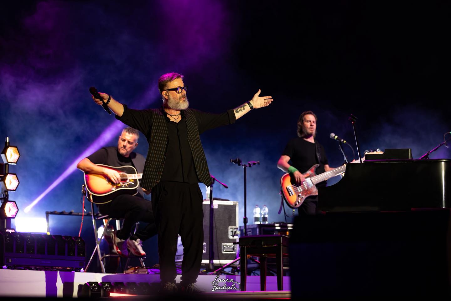 Marina di Pietrasanta, grazie per aver reso questa tappa così intensa e piena di calore 🫂
Ci vediamo domani a Castiglioncello, non mancate!
Ph @laurabadiali
#MarcoMasini #CiVorrebbeAncoraIlMare
@friendsandpartners @momyrecords @concerto.official @rtl1025 @birindelliauto