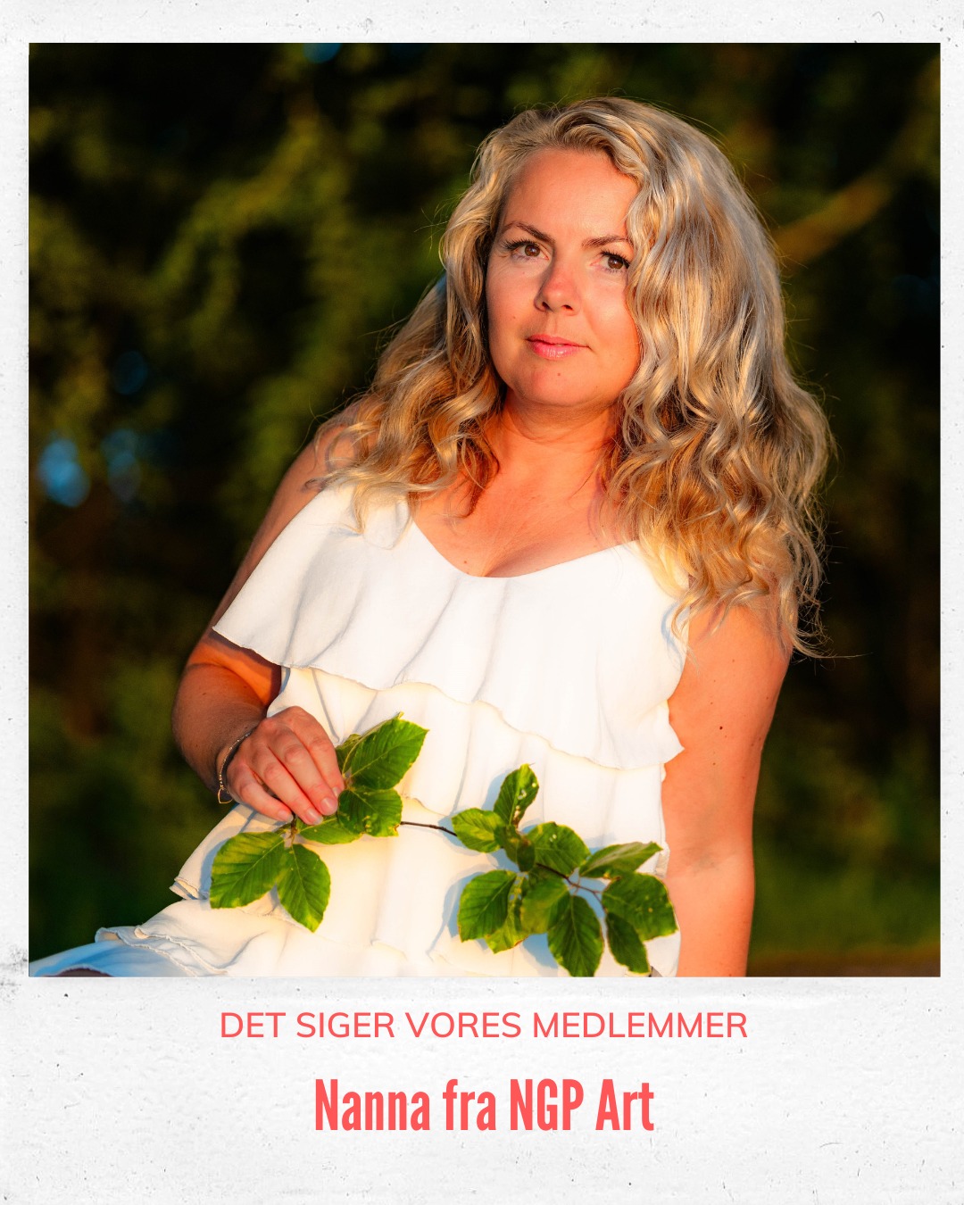 Mød Nanna – forfatter, billedkunstner og en del af Work2gether. Vi har spurgt hende, hvad hun sætter mest pris på ved at være en del af vores fællesskab.
Nanna Grønbech Petersen - Forfatter og billedkunstner
Selvstændig siden 2019
▪️ Hvorfor har du valgt at være en del af Work2gether?
Som forfatter inspirerer det mig at være i et kontorfællesskab, hvor der er en diversitet af mennesker. P.t. arbejder jeg på novellesamlingen Forestillinger, der udgives af Science Fiction Cirklen. Jeg arbejder desuden på en bog om menneskers indre ild og passion. I forbindelse med begge bogprojekter motiveres og inspireres jeg af gode samtaler, impulser og det liv, der er i huset.
▪️Hvordan vil du beskrive atmosfæren i Work2gether?
Levende, varierende og æstetisk.
▪️Hvad er det bedste ved at være en del af Work2gether?
De smukke omgivelser. De berigende samtaler og samarbejder. Andre selvstændige at spejle sig i. Alle de gode smil, kram, grin og fællesskabet, hvor alt imellem himmel og jord deles - både sorger og glæder.
▪️Hvad er det vigtigste for dig i din hverdag som selvstændig?
Frihed.
▪️Hvad er dit bedste råd til andre selvstændige?
Tro på, at alt kan ske.