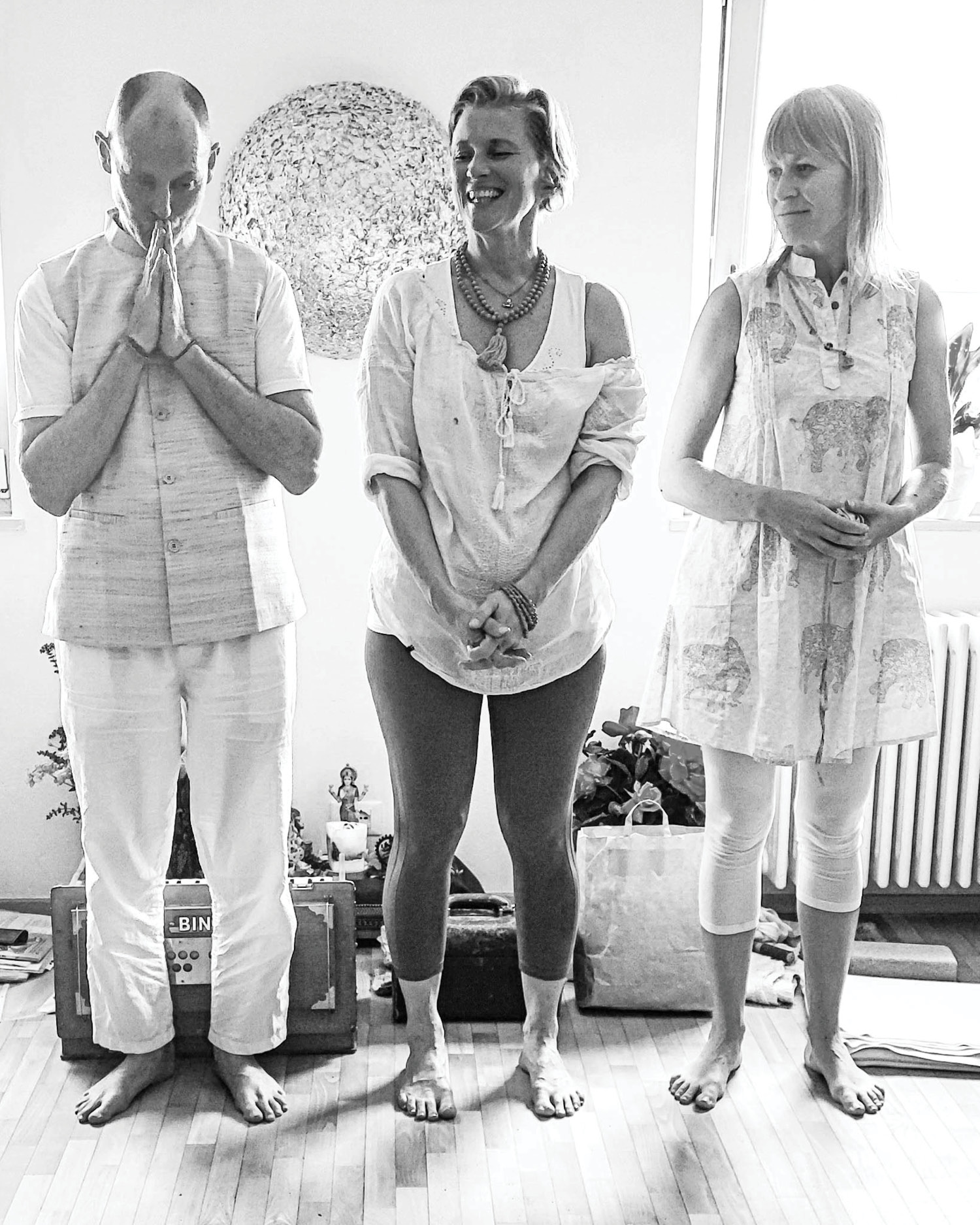 Jeder unserer Lehrer hat seine besondere Qualität und wir 3 unterscheiden uns (zum Glück) auch ziemlich - was ein gutes Team ausmacht ;-)
Am Open Day stellen wir euch die 4 Haupt-Yogarichtungen bei uns vor:
- Alex unterrichtet das etwas ruhigere Hatha Yoga in dem die Asanas gehalten werden,
- Alice verbindet im Hatha-Vinyasa Yoga die statischen und dynamischen Elemente
- und bei Evi fließen die Haltungen im Vinyasa Yoga durch.
- Alexandra (nächstes Bild) führt uns dann ins Fasziengewebe mit dem passiven Slow Down Yoga.
In unserem Stundenplan findet ihr viele Stunden mit weiteren Spezifikationen - weil es so wichtig ist, dass jeder den Yogastil und das Level findet mit er sich wohl fühlt und doch ein bisschen herausgefordert ist! Also nehmt euch die Zeit das richtige zu für euch zu finden. Wir stehen euch gern mit Rat und Tat zur Verfügung.
🤗☝✨
Euer Team vom Yogastudio108
PS: das Foto ist schon etwas älter...