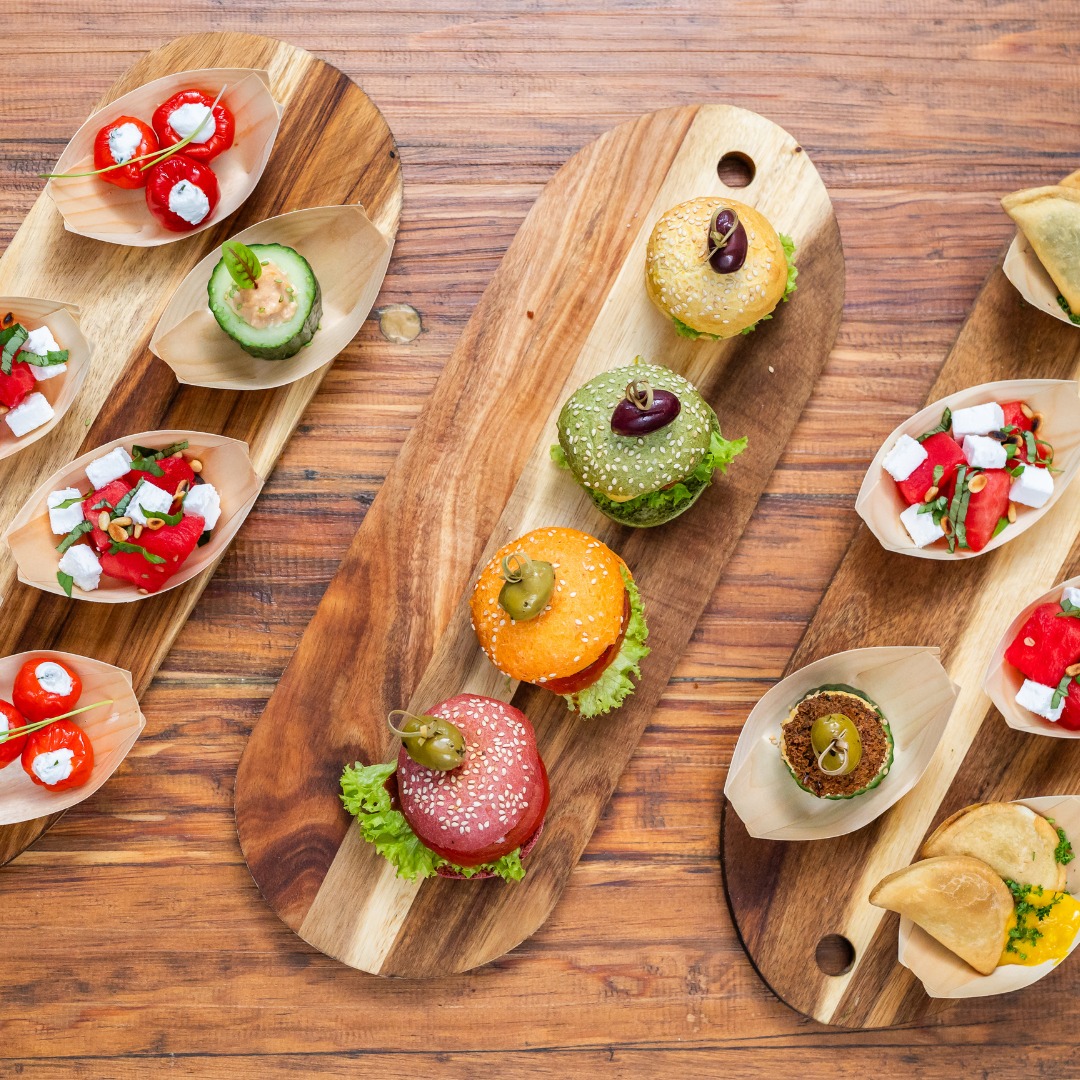 BACK TO WORK? Wij koken je erdoorheen! 💪
Of je nou een teamdag plant, een werklunch organiseert of gewoon iets extra’s wil doen voor je collega’s – wij komen langs met vers eten op locatie. Grote groepen? Dan rollen we aan met onze foodtruck vol wraps, burgers of bowls. Kleinere groep in de regio Eindhoven/Weert? Wij verzorgen ook hapjes of buffetten zonder truck! Check de website en neem contact op: www.bakblik.eu