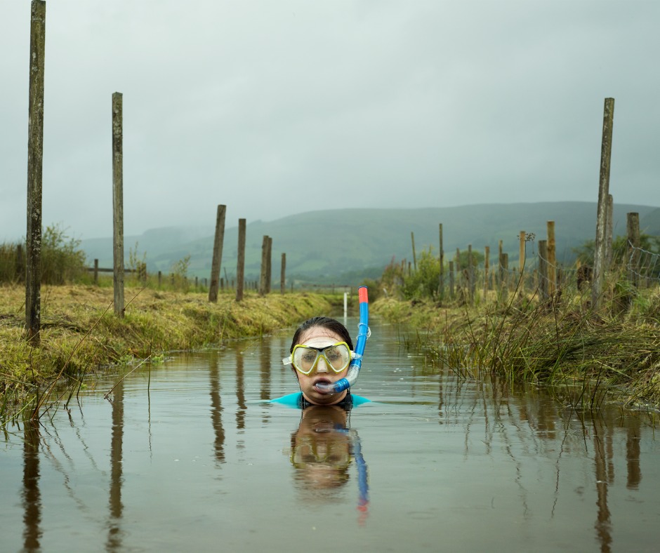 Only in Powys could you dive into World Bog Snorkelling — mud, laughter, and a splash of madness! This month also sees the local community buzzing with events like the Knighton Carnival and a host of shows celebrating our green and vibrant county. Come join the fun — Powys is anything but quiet.
�Dim ond yng Nghwpan y Bwch y byd allwch chi neidio i’r mwd — hwyl, chwerthin, a chwistrell o wallgofrwydd! Mae’r mis hwn hefyd yn llawn digwyddiadau fel Carnifal y Gynton a llawer o sioeau’n dathlu ein sir wyrdd a bywiog. Dewch i ymuno â’r hwyl — nid yw Powys byth yn dawel.