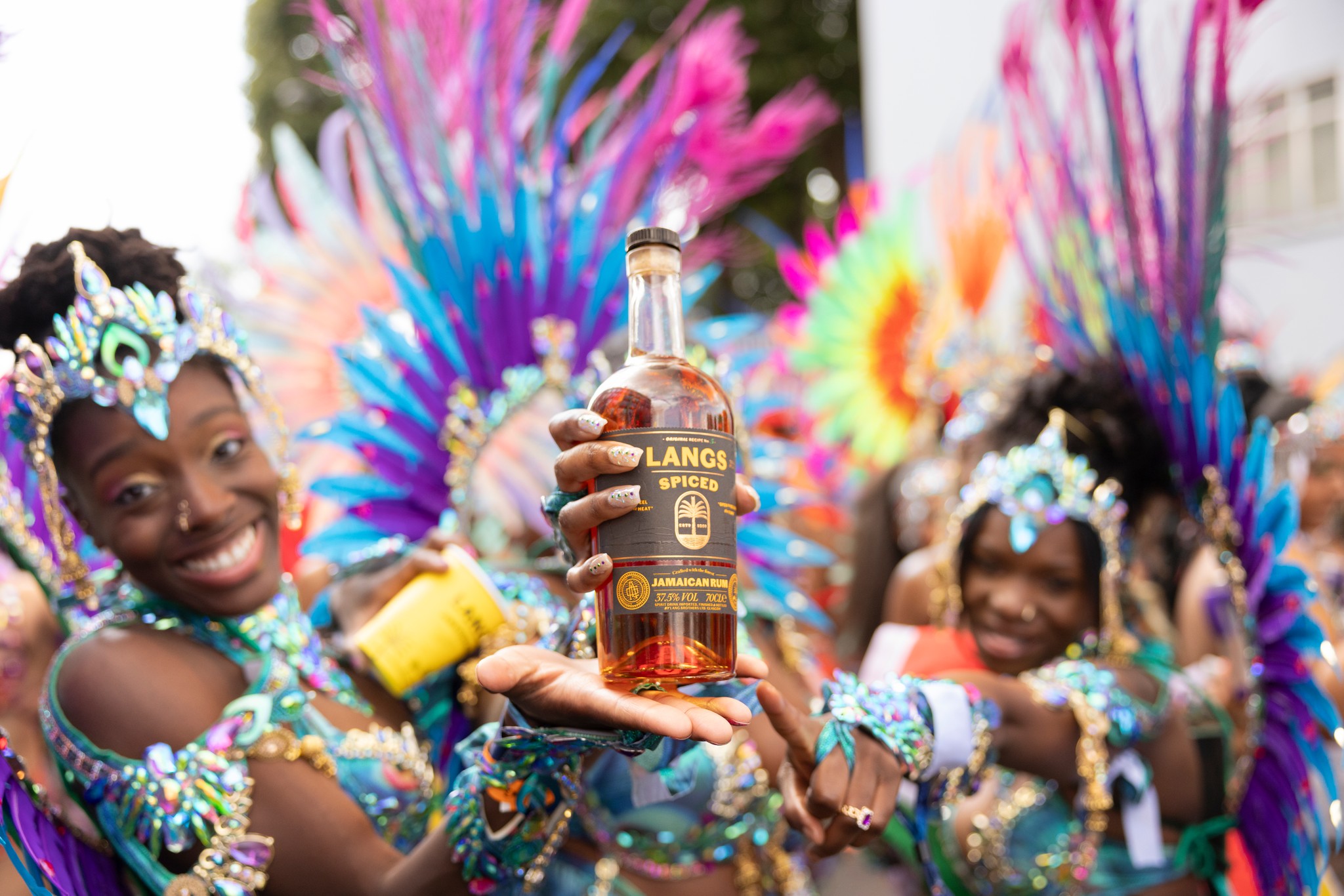 Feel the rhythm of the carnival with Langs Spiced Jamaican Rum! ๐๐น
A celebration wouldnโt be complete without the bold, tropical flavours of Langs. From the vibrant costumes to the unforgettable energy, this bottle brings the Caribbean spirit to Notting Hill Carnival.
Raise your glass with us and sip the sunshine! ๐โจ
#LangsRum #NottingHillCarnival