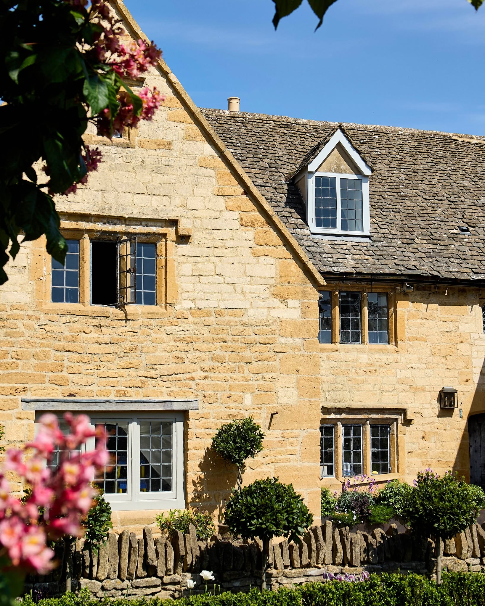 Just two days since opening, and House of George is already filled with warm conversations, the scent of seasonal dishes, and the charm of our gardens 🌸 From beautiful rooms to exceptional food and drink, every detail is here for you to enjoy ❤️
🏨 Book your stay or table today and be part of our first chapter!
#HouseOfGeorge #CotswoldsFlavours #SeasonalEats #BroadwayUK #TasteCotswolds #CotswoldDining