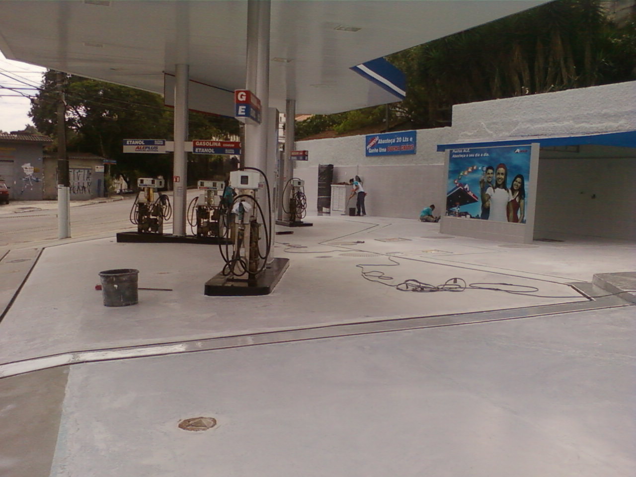 Você sabe a diferença entre piso epóxi e piso de poliuretano (PU)?
Ambos são revestimentos de alta performance, mas cada um tem suas vantagens específicas.
Epóxi:
- Alta resistência mecânica
- Visual brilhante e moderno
- Ideal para hospitais, galpões e estacionamentos
PU (poliuretano):
- Suporta altas variações térmicas
- Mais flexível e resistente à umidade
- Ideal para indústrias alimentícias e cozinhas industriais
Cada sistema tem sua técnica e aplicação correta. Fale com a gente e descubra o ideal para o seu projeto! 💬
Hashtags para Instagram:
#PisoEpoxi #PisoPU #Poliuretano #EpoxiIndustrial #PisoAutonivelante #ConstruçãoCivil #ObraIndustrial #EngenhariaCivil #RevestimentoIndustrial #ResinaEpoxi #ResinaPU #PisoComercial #PisoHospitalar #ABCepoxi #NormasABNT #ObraComQualidade #ProjetoDePiso #postodegasolina