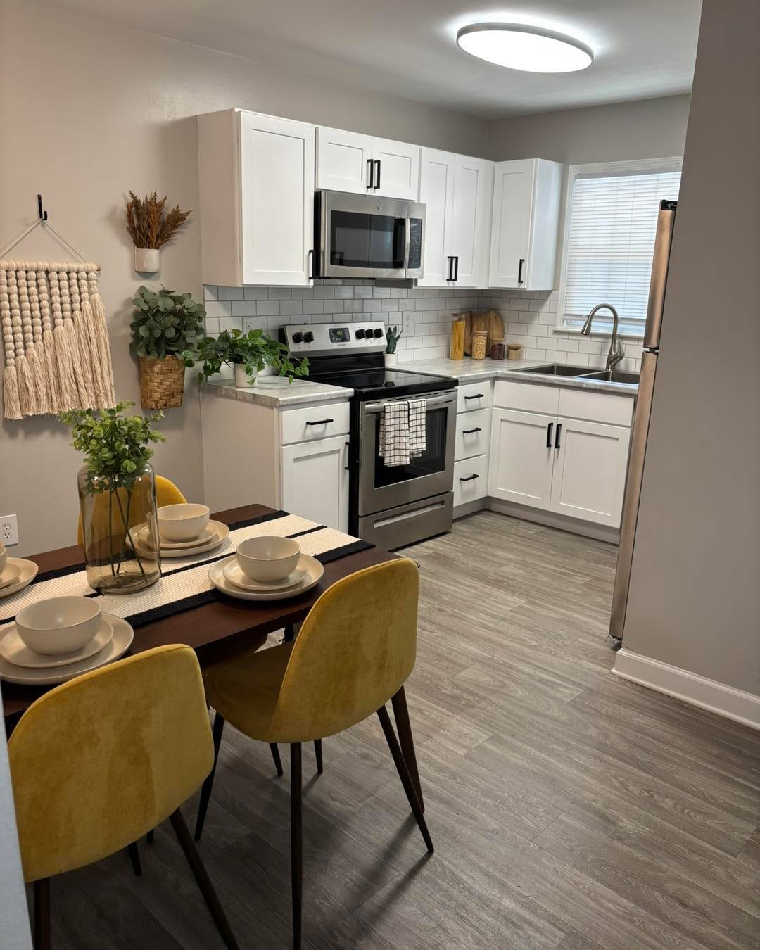 Poll: “Which kitchen feature do you love more?
👠Luxury vinyl flooring
Or
🚇 Subway tile backsplash
Drop an emoji below!