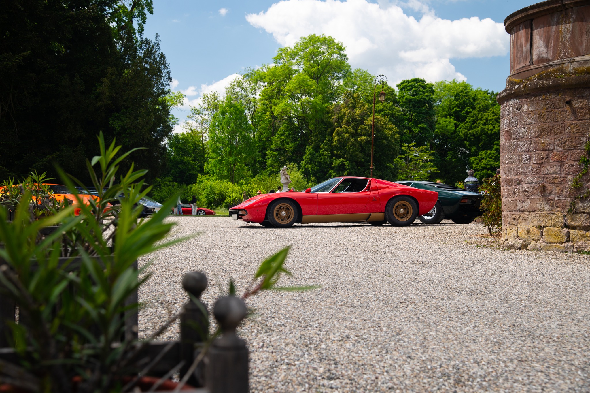 Focus sur l'une des stars de l'édition 2025 de Timeless Classics : La Lamborghini Miura SV #4938
La version SV de la Miura, pour « Super Veloce » (Super Rapide), pousse le concept à son paroxysme. Elle ne se contente pas d’un gain de puissance : elle bénéficie d’améliorations techniques cruciales et d’évolutions esthétiques raffinées qui la rendent plus performante, plus stable, mais aussi plus aboutie sur le plan du confort et de la fiabilité. Produite à seulement 150 exemplaires entre 1971 et 1973, la Miura SV incarne l’âge d’or de l’automobile italienne – une époque où l’ingénierie de pointe et la passion stylistique s’unissaient pour créer des œuvres d’art roulantes.
La Lamborghini Miura SV châssis n°4938 est un exemplaire particulièrement remarquable de l’une des plus emblématiques supercars de l'histoire automobile. Construite le 10 septembre 1971, cette Miura SV a quitté l’usine dans une combinaison de couleurs uniques, conforme à sa configuration d'origine.
Livrée neuve au Canada, la Miura SV 4938 a connu une existence discrète avant d’être acquise en 1989 par ses propriétaires actuels, alors qu’elle affichait seulement 15 340 miles au compteur. En 1992, elle a été importée en Europe, où elle est restée exposée de manière statique au sein d'une collection dédiée aux Lamborghini, conservée avec le plus grand soin. Pendant plus de trois décennies, la voiture n’a pas été immatriculée, servant de pièce maîtresse à cette collection privée.
Ce n’est qu’en 2023 qu’une révision technique complète a été entreprise afin de remettre la voiture en parfait état de fonctionnement, tout en respectant son incroyable état d'origine, notamment son intérieur entièrement d’époque. Elle nous nous a fait l'honneur de se présenter dans sa plus belle patine à Timeless Classics 2025 accompagnée de ses soeurs.
Rendez-vous sur https://www.timelessclassics.fr/2025/galerie pour consulter la galerie photos de l'événement.
📸 @allan_photography8
www.timelessclassics.fr
#TimelessClassics #Merci #VoituresDeCollection #PassionAuto #CarCulture #Classiccar #Event #Evenement #Privé #EvenementPrive #Alsace #BasRhin