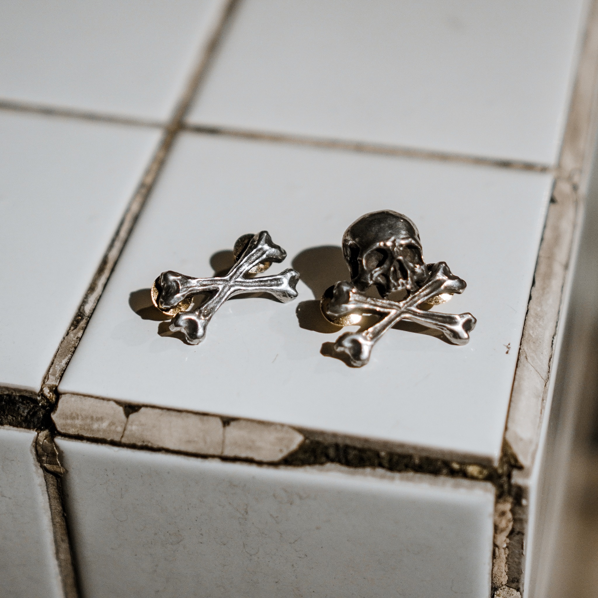 our Infinity Crossbones lapel pin! a handmade crossbones pin from Iron Clan Jewelry ☠
__
Available at our website
www.ironclan.co
__
#IronclanJewelry #IronclanPin #handmadejewelry
#skullpin #gothicjewelry #gothicfashion #jewelry