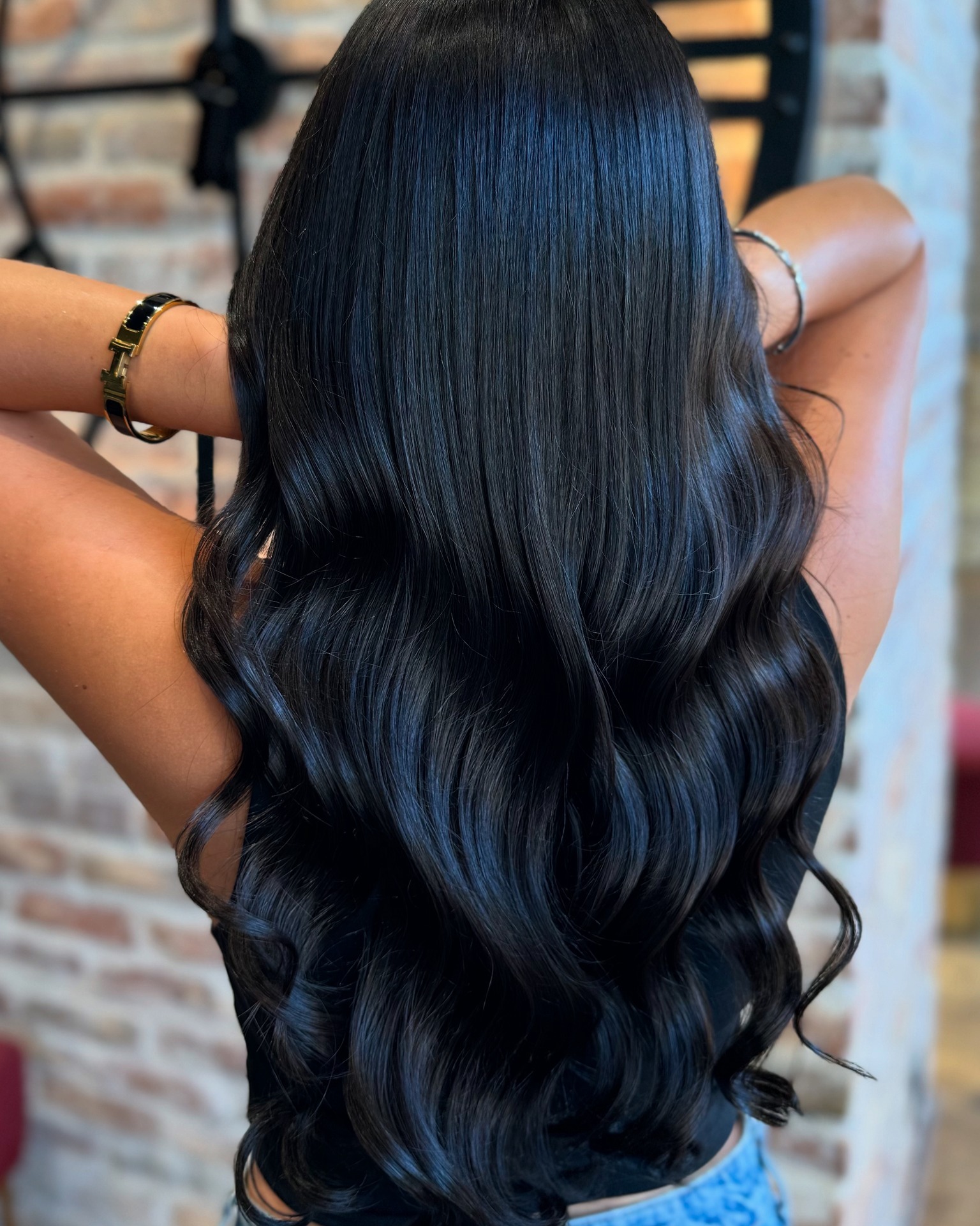 Brillance miroir, ondulations parfaites…
Cette chevelure n’a pas volé son effet wow ! 😍
Un travail signé @kaisk.hair au salon WILD du Havre 🖤
Et vous, vous êtes plutôt brushing lisse ou ondulé ?
_____
#️⃣ cheveux longs, coiffure wavy, salon de coiffure Le Havre, brillance cheveux, hair goals, boucles souples, WILD coiffeur coloriste
CM : @agence.boujoubien
