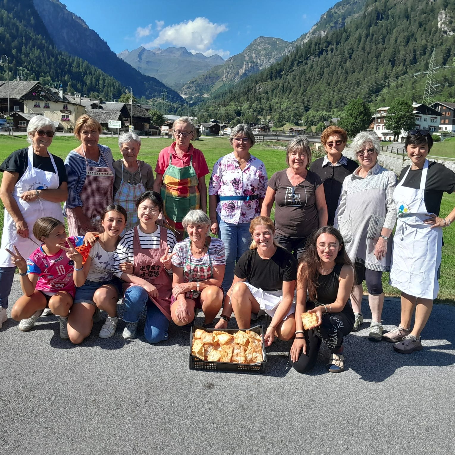 Preparativi del Pomattertag in Val Formazza: i Gruschli prendono forma! 😋
Domani si celebra il Pomattertag, la Giornata delle Tradizioni walser nel cuore di Formazza, e qui gli ultimi preparativi sono già in pieno fermento! Nelle immagini, le socie dell'Associazione Walser Walserverein Pomatt stendono, tagliano, friggono e cospargono di zucchero i gruschli, quei dolcetti dorati e croccanti che raccontano storie di montagna, festa e comunità! 🥰
Vi aspettiamo domani alla Dorf Platz di Ponte! 🎼🥂