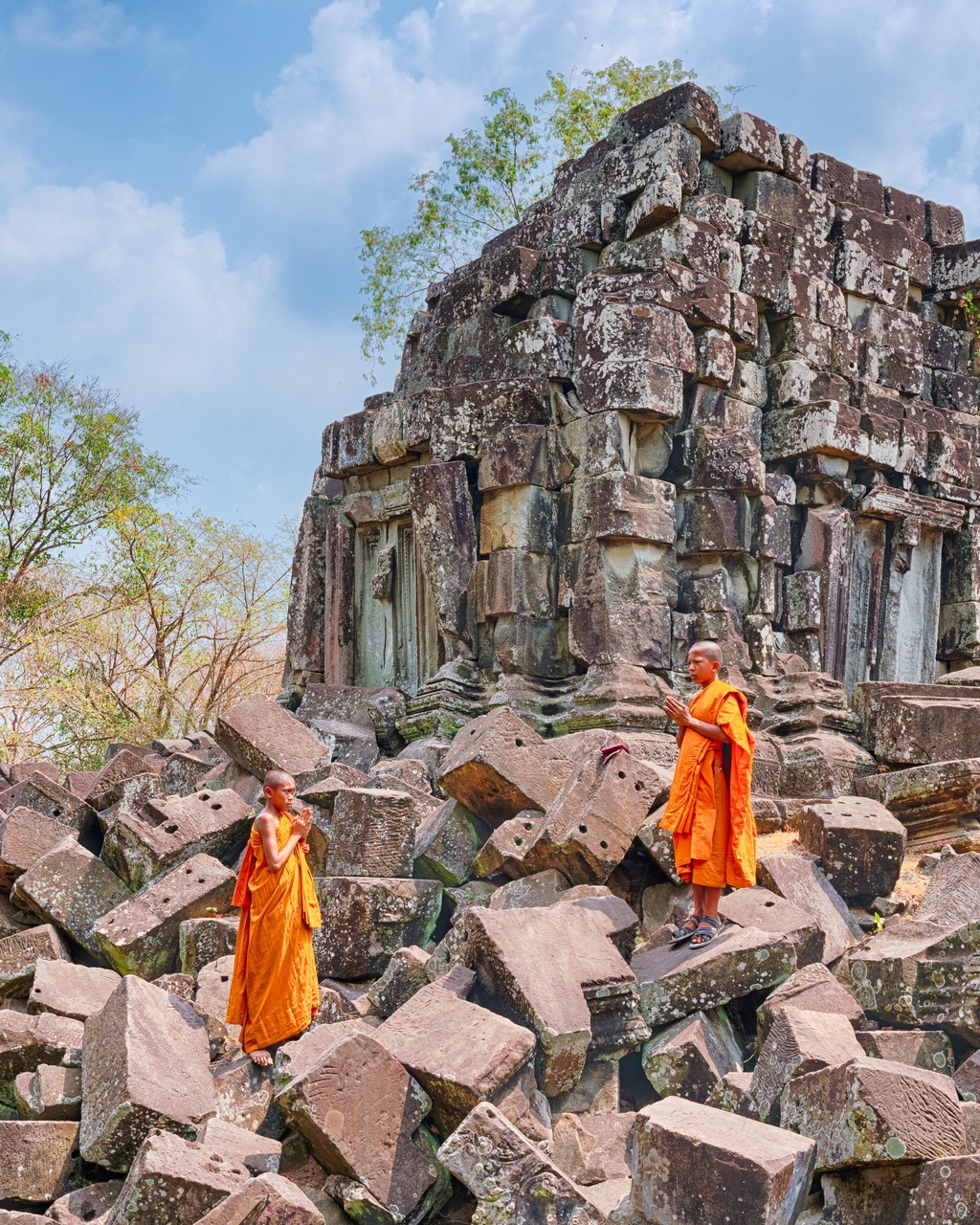 Step back in time and capture moments where history and culture meet, like these young monks framed by the timeless ruins of Angkor. Join me in Cambodia for a photography workshop that blends storytelling with breathtaking heritage.
Shot with Sony A7RIII with 16-35GM