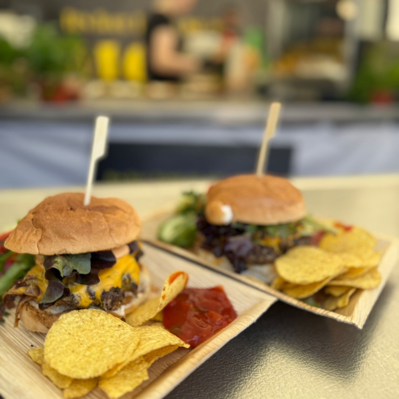 ☀️ Was für ein Wochenende!
Sonnenschein, gute Laune und jede Menge großartiger Menschen – wir blicken zurück auf drei richtig schöne Tage.
Neben Salsa del Mar haben wir uns auch bei Emden à la Carte so richtig wohlgefühlt. Zwei Events, ein Ziel: euch mit guten Drinks, leckerem Essen und jeder Menge Sommerfeeling zu verwöhnen 🌮🍹
Ein riesiges Dankeschön an all unsere Gäste, die für beste Stimmung gesorgt haben – von der ersten Minute bis zum Schluss. Ob beim Tanzen am Strand oder beim Schlemmen in der Innenstadt, es war einfach nur schön, so viele bekannte Gesichter wiederzusehen und neue Gäste willkommen zu heißen.
Wir sind dankbar für all die tollen Gespräche, das Lachen, das gemeinsame Anstoßen und die positive Energie, die ihr mitgebracht habt 💛
Jetzt heißt es kurz durchatmen, die Sonne im Herzen behalten und schon mal aufs nächste Event freuen 🌞
#EmdenALaCarte #SalsaDelMar #Sommerfeeling #DankeEmden #CocktailsAndMore #MojitoEmden