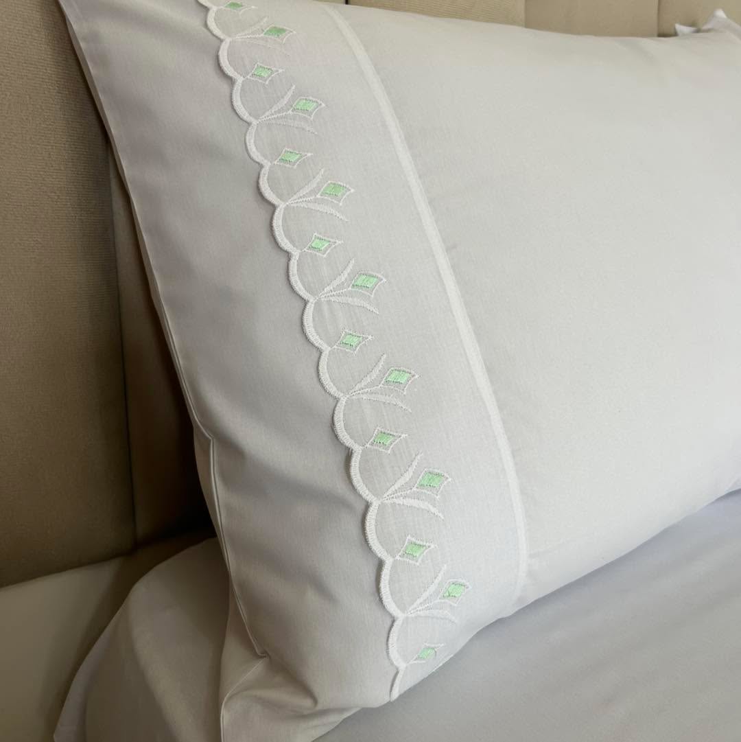 Jogo de lençol em percal 200 fios com detalhe em bordado inglês ✨
Disponível em 3 ou 4 peças
Garanta já o seu com seu consultor Franciani
#inverno2025 #camacompleta #jogodelençol #decoração