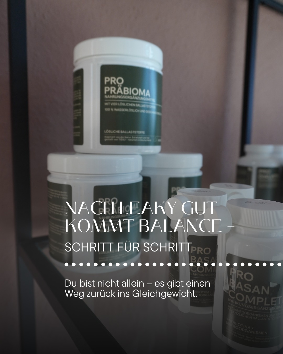 Die Diagnose Leaky Gut kann im ersten Moment überfordernd wirken.
Viele meiner Klient:innen fragen dann:
🔸 Was bedeutet das konkret für mich?
🔸 Woher kommt das?
🔸 Und vor allem: Was hilft jetzt?
Zur Erinnerung: Leaky Gut beschreibt eine durchlässige Darmschleimhaut – Stoffe gelangen in den Körper, die eigentlich draußen bleiben sollten.
➡️ Das kann das Immunsystem stressen, stille Entzündungen fördern und sich auf Haut, Hormonhaushalt und Energielevel auswirken.
Aber die gute Nachricht ist:
👉🏼 Du musst da nicht allein durch.
👉🏼 Es gibt einen Weg – individuell, sanft und lösungsorientiert.
So geht’s weiter – mit mir an deiner Seite:
1️⃣ Gründliche Analyse:
Wir werten deine Stuhlprobe detailliert aus, schauen auf Entzündungsmarker, Bakterienflora, Schleimhautstabilität & Co.
2️⃣ Individueller Therapieplan:
Kein Schema F. Sondern ein Plan, der zu dir passt – mit gezielter Mikronährstofftherapie, darmfreundlicher Ernährung und wenn nötig auch sanfter pflanzlicher Begleitung.
3️⃣ Ganzheitliche Unterstützung:
Wir schauen nicht nur auf den Bauch, sondern auch auf Stress, Schlaf, Zyklus, Haut – und auf das, was du brauchst, um dich wieder wohl in dir zu fühlen.
🌿 Schritt für Schritt.
🌿 In deinem Tempo.
🌿 Mit echtem Hinschauen statt nur Symptombehandlung.
Wenn du bereit bist, deinem Körper zuzuhören – ich bin hier, um dich zu begleiten. 🤗
#leakygut #darmgesundheit #stuhldiagnostik #frauengesundheit #hormonbalance #mikronährstoffe #ahmcoaching #ganzheitlichbetrachtet #gesundvoninnen