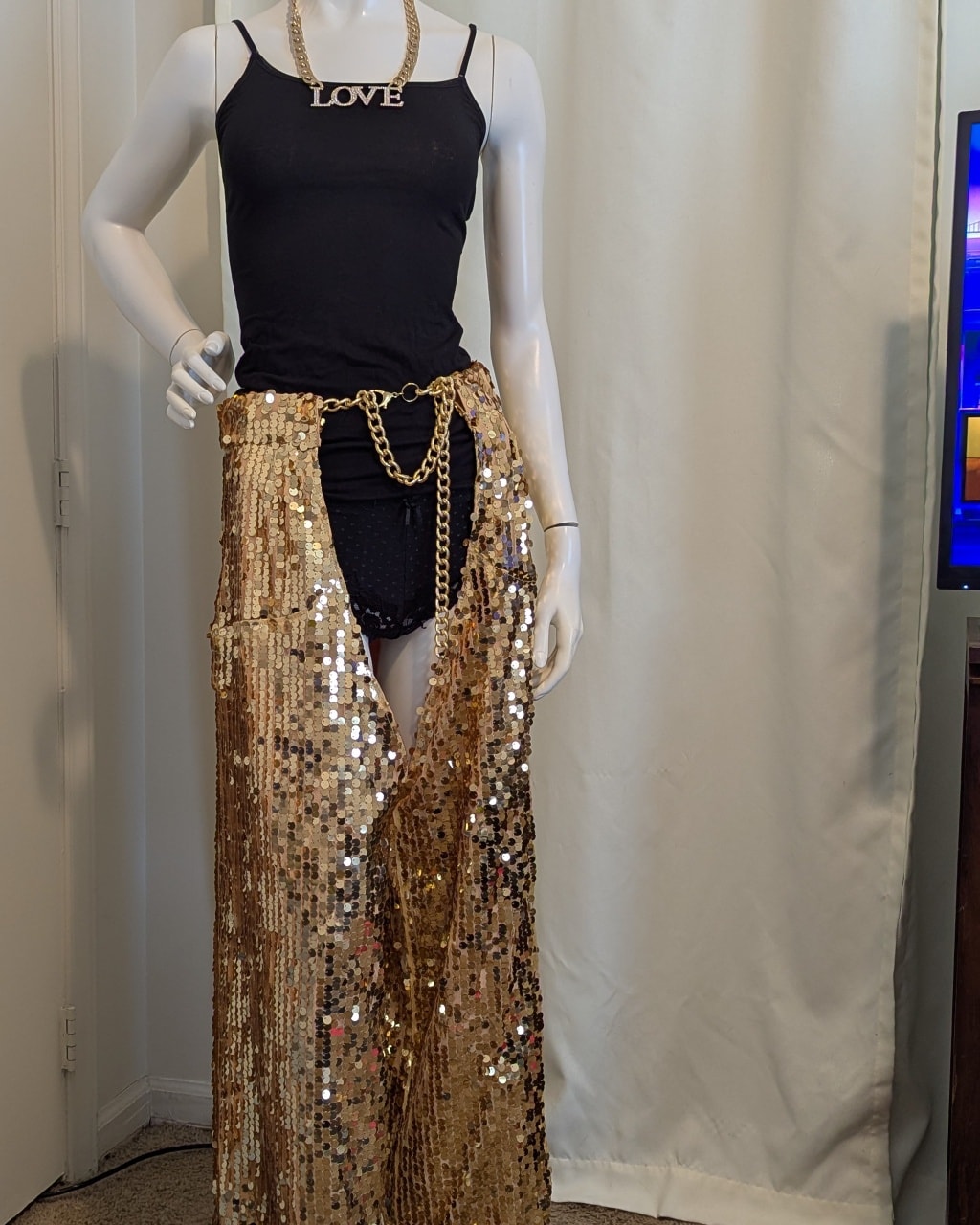 It's Monday and I'm ready to saddle up to the sewing machine again!
These gold sequin chaps are bringing full-on spotlight energy. They were perfect for the client and the concert she attended. I'm beyond happy with how they turned out, all blingy and glamorous! Yesss!!!🔥
#sequinfashion #SequinStyle #cowgirlchic #StatementStyle #GlitterAndGold #BoldLooksOnly #Sequin #SequinQueen #fabricart