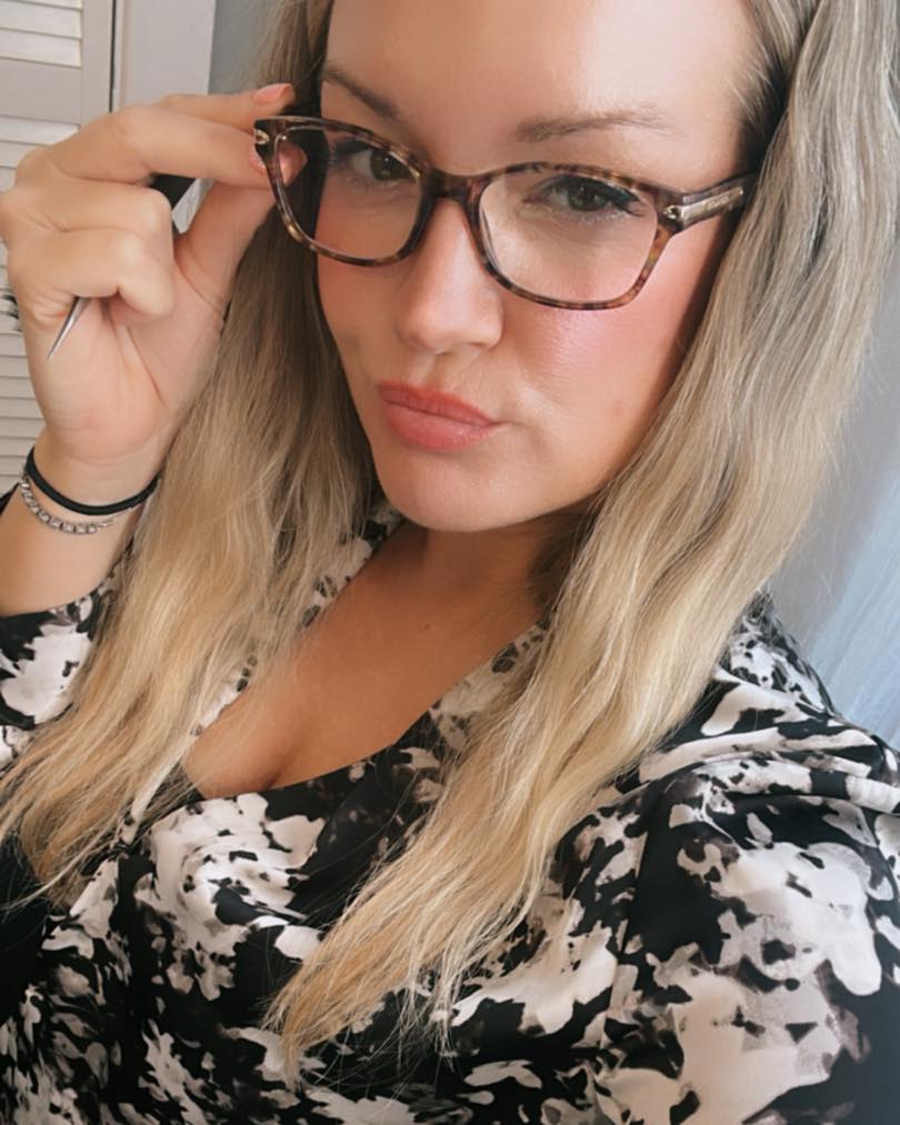 Behind the chair today… Just me, my tweezers, and a whole lot of lash love today 💙