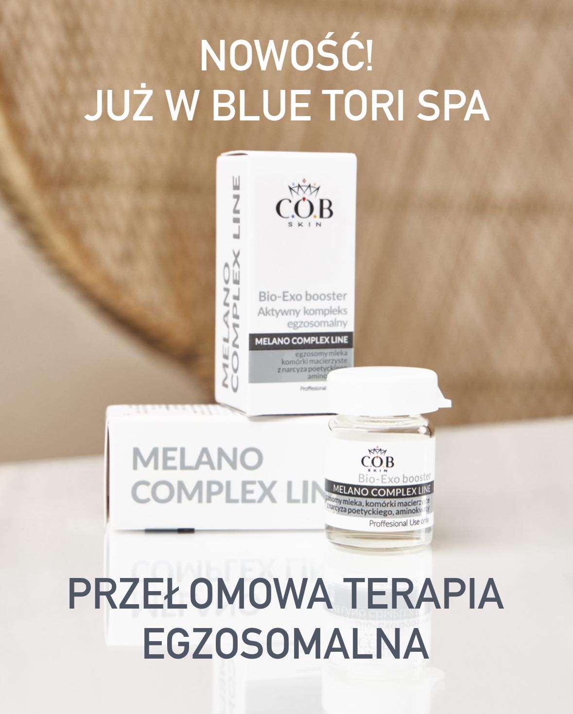 Bio – Exo Booster to specjalistyczny kompleks egzosomalny, dla głębokiej regeneracji skóry, oraz wspomagający redukcję przebarwień . Unikalne połączenie egzosomów mleka, aminokwasów, oraz komórek macierzystych z narcyza poetyckiego oddziałuje na różnych etapach melanogenezy , umożliwiających redukcję przebarwień różnego pochodzenia , oraz działając rozjaśniąjąco na skórę. Egzosomy oddziałując na głębokie warstwy skóry, wspomagają proces regeneracji , oraz odbudowy uszkodzonych komórek, redukując podrażnienia skórne , oraz wspomagając terapie skór problematycznych.
Odbudowa + Regeneracja + Rozjaśnienie 8 000 000 aktywnych egzosomów w jednej ampułce.
Egzosomy mleka – egzosomy z mleka zawierają ponad 1000 czynników wzrostu i sygnałów biologicznych , takich jak FGF, PDGF, VEGF, oraz wiele innych , które miały kluczowe znaczenie dla promowania i przyspieszania gojenia i regeneracji tkanek. Egzosomy mleka odgrywają także dużą rolę w regulacji pigmentacji , wpływając na różne mechanizmy powstawania przebarwień .
Komórki macierzyste z narcyza poetyckiego –zmniejszają syntezę melaniny w melanosomach , zmniejszając syntezę tyrozyny, jak i aktywność tyrozynazy co potwierdzają liczne badania In Vivo.
Aminokwasy –są niezbędnym składnikiem NMF, mają ogromny wpływ na prawidłowe nawilżenie skóry , działają antyoksydacyjne, przeciwzapalnie, przyspieszają regenerację skóry , podnoszą odporność skóry, oraz aktywizując produkcję kolagenu.
Kwas hialuronowy – wiąże wodę , działa nawilżająco i regenerująco.
Cena za zabieg twarz, szyja, dekolt- 500 zł