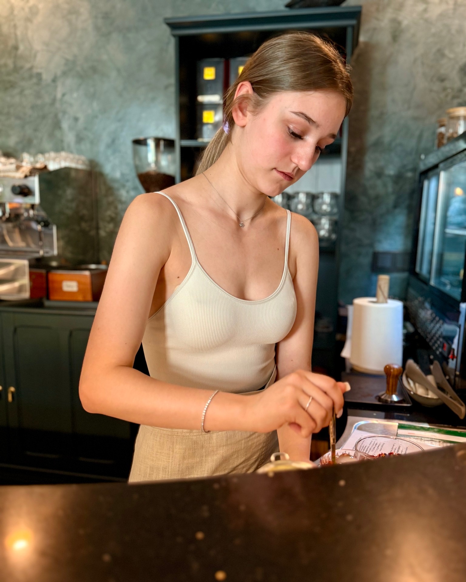 💃 Tančíme v rytmu zážitků 💃
NA LIDECH ZÁLEŽÍ 💫
Možná už víte, možná ještě nevíte, kdo se o vás často stará na vašem oblíbeném víkendovém brunchi? 🥐☕
Naší nejmladší. Jmenuje se Angie. Je ambiciózní (v tom nejlepším slova smyslu), otevřená, zvědavá, vždycky připravená se zapojit do řeči i práce a chce se učit nové věci. Momentálně pracuje na zaučování nápojů a kávy, tak ji držte palce, ať to zvládne dobře i na ostro. Sami víme, že to není žádná legrace. Máme radost, že se u nás cítí dobře a jako doma. 🏡✨
Díky, Angie, jen tak dál! 🙌
P.S. Potěšila by ji pozitivní recenze na Gogglu jen pro ni 🥰😜
#kristies #nalidechzalezi #team #brunch #brunchtime