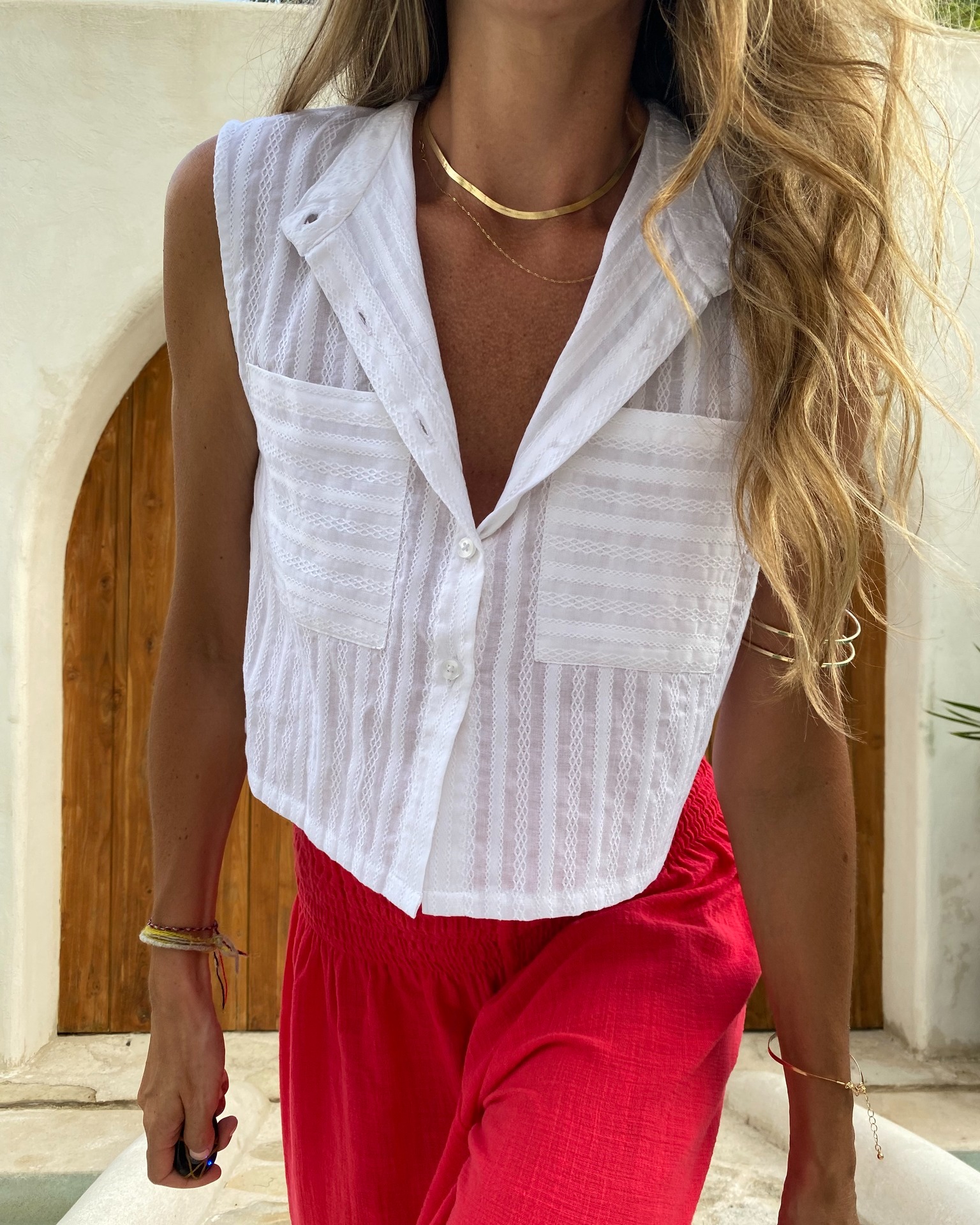 Tuhle crop košili jsem si nechala na Bali ušít jako vzorek, protože mě moc zaujal nádherný vzor a příjemnost látky (100% bavlna). Kapsičky jsem otočila, aby mohla být košile nošena bez podprsenky a neodhalovala více, než je žádoucí. Do výroby jsem ji ale nakonec nezadala.
Protože ji ale od té doby nosím dost často a přišlo na ni hned několik dotazů, nakonec jsme zkušební množství stihli našít ještě na toto léto. ☀️
Tak tedy - trochu neplánovaně - další novinka, která zítra odlétá z Bali! 🥰