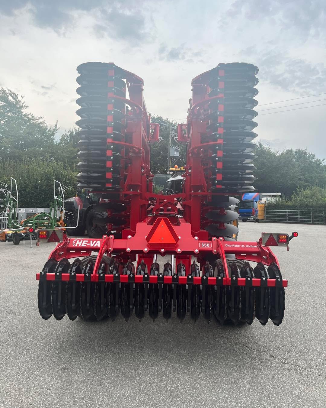 Ready to go out tomorrow our New/Demo #HE-VA Disc Roller XL Contour Cultivator, 650 model, 6.25m working width,
Please ring Kev or Graham with price, availability or if need a demo this autumn 🍂