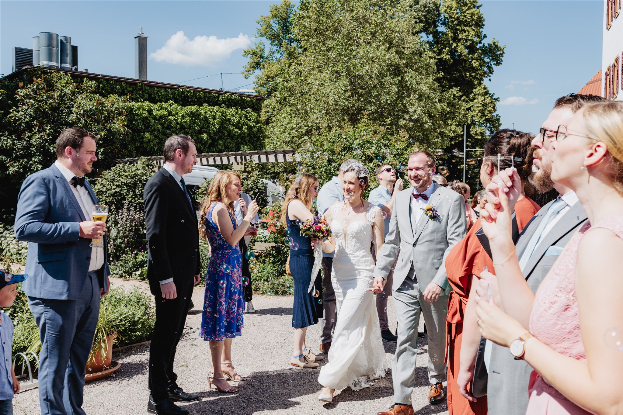 ✨ Vom ersten Kuss bis zum letzten Funken am Himmel ✨
Vom Ja-Wort in der Mühlenscheuer in Rechberghausen, begleitet von strahlendem Sommerlicht, bis zum entspannten Nachmittag im Hof auf dem @schlossdonzdorf Donzdorf – kühle Drinks, eisgekühlte Torte und ganz viel Lachen. 🍰☀️
Abends dann der Moment, auf den alle gewartet haben: Der Himmel über uns leuchtet, als wollten die Funken diesen Tag für immer festhalten. 🎆
Ein Tag voller Liebe, guter Gespräche und Erinnerungen, die bleiben. ✨
Vielen lieben Dank euch beiden, dass ich ein Teil eures wunderbaren Tages sein durfte 🤍