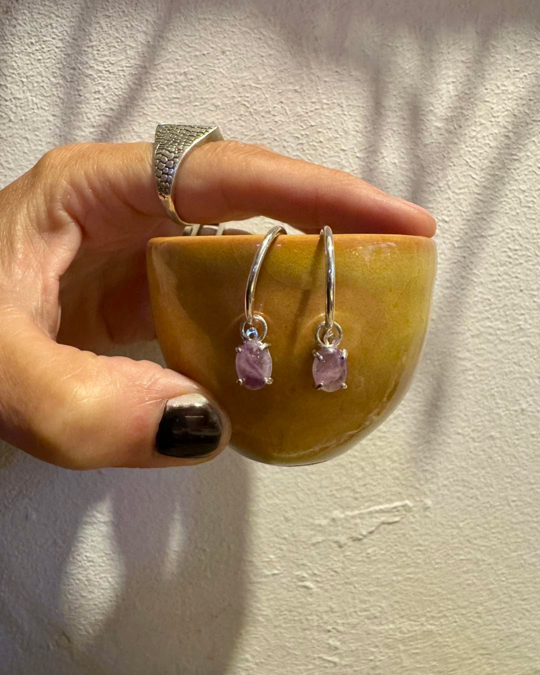 ✨ Zarte Creolen, große Wirkung ✨
Feines Sterlingsilber trifft auf sanft schimmernden Amethyst – für alle, die Eleganz mit einem Hauch Magie lieben. Perfekt, um jedem Outfit eine leise, aber besondere Note zu verleihen. 💜
#AmethystLove #BohoJewelry #HandmadeWithLove #Sterlingsilber #EverydayM