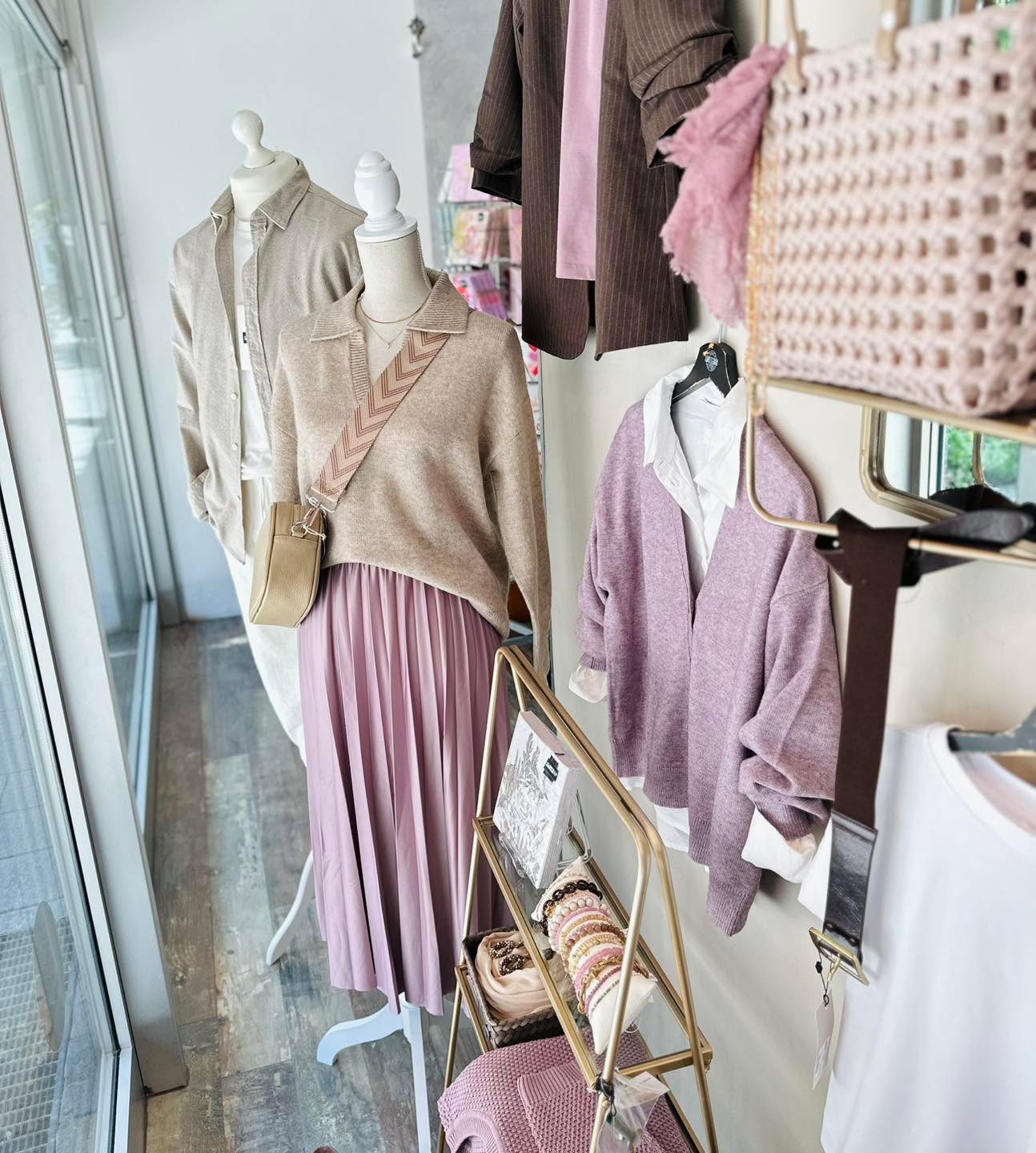 Herbst in Sicht. š
Unsere Ćffnungszeiten:
Montag-Freitag 9 - 18 Uhr
Samstag 9 - 17 Uhr
@cubes_baden
ā
Hier findet ihr uns:
CUBEāS M2 Rathausgasse 8, 2500 Baden
CUBEāS M³ Rathausgasse 12, 2500 Baden