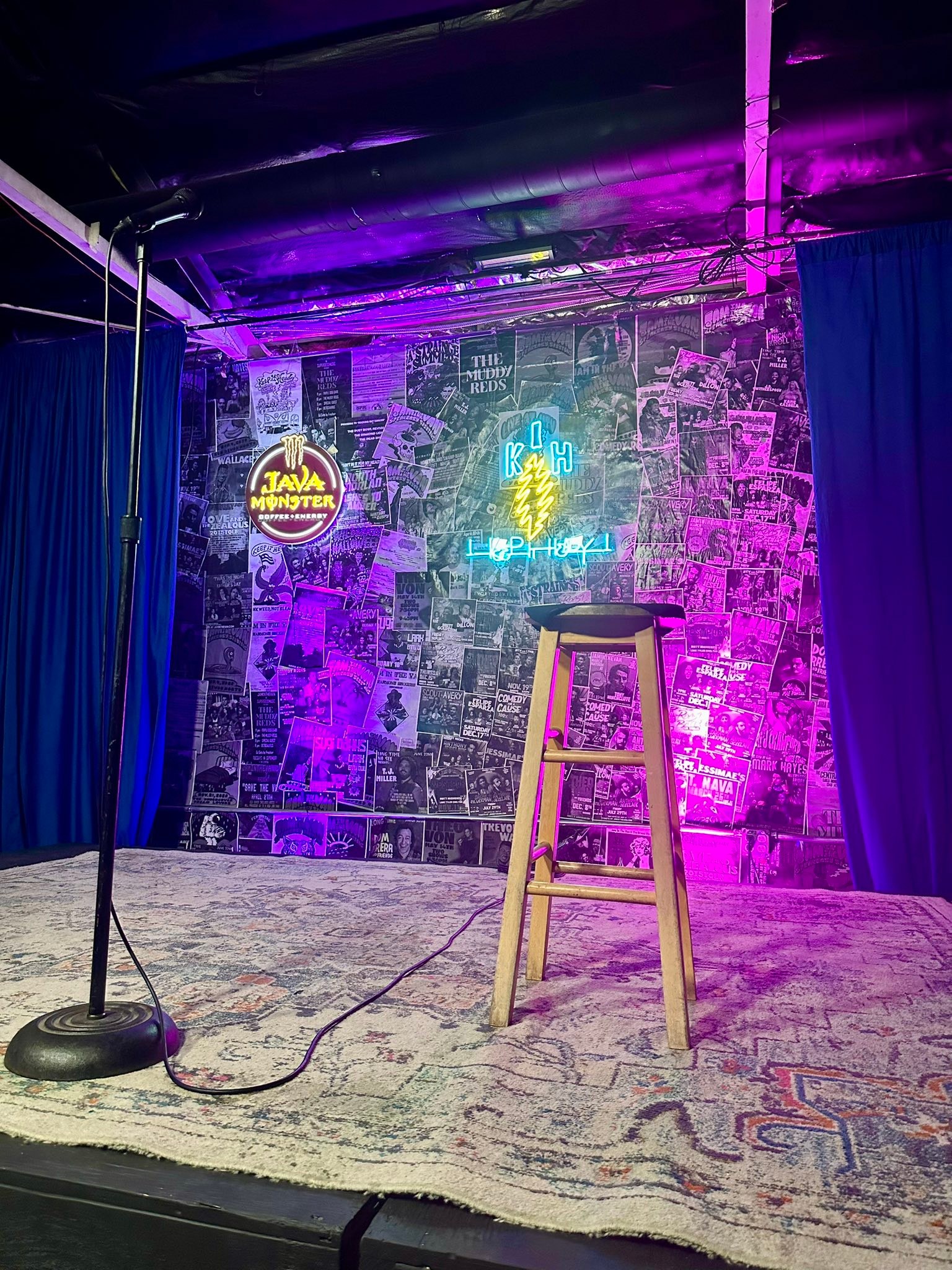 Awesome small venue with great seating and big name talent at Jam In the Van
#comedy #anthonyjeselnik #follow #followme #bountylife #bountyhunter #privateinvestigator #robdick #robdickpi #thatguy #thatguyagain #livingmybestlife
