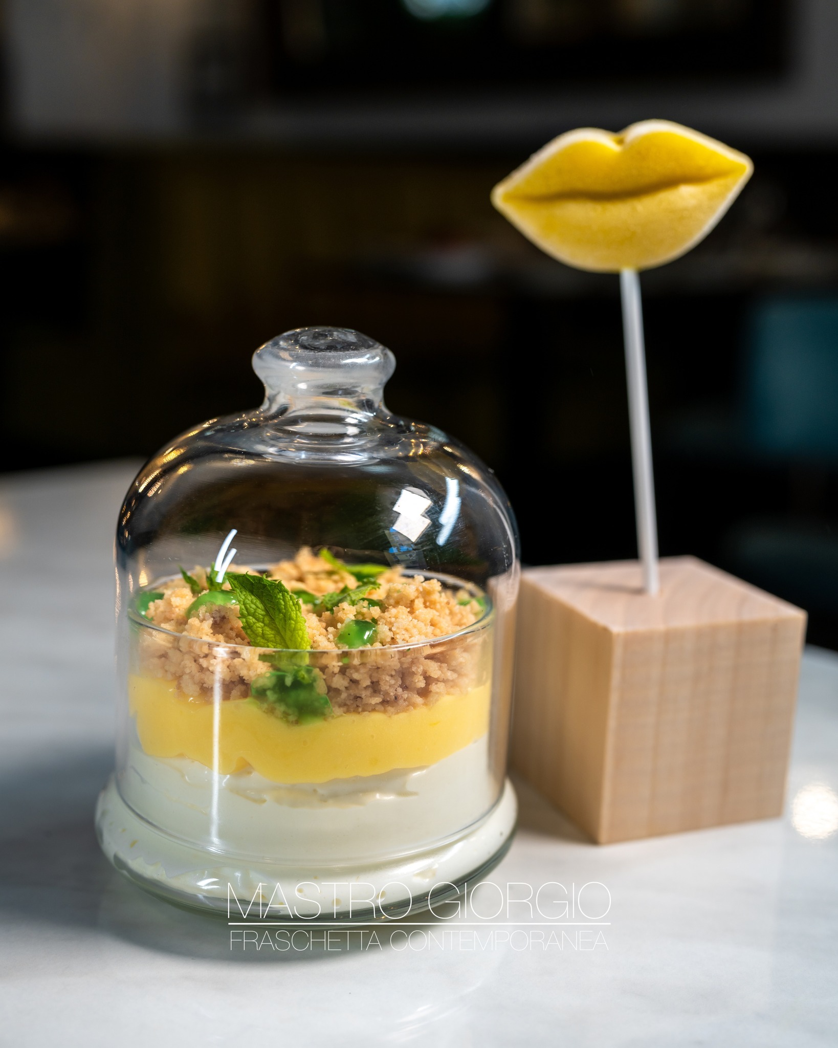 𝑳𝒆𝒎𝒐𝒏𝒊𝒔𝒔𝒊𝒎𝒐: 𝑼𝒏 𝑻𝒖𝒇𝒇𝒐 𝒏𝒆𝒍𝒍'𝑬𝒔𝒕𝒂𝒕𝒆 𝑰𝒕𝒂𝒍𝒊𝒂𝒏𝒂 𝒅𝒆𝒈𝒍𝒊 𝑨𝒏𝒏𝒊 '80
“𝐿𝑒𝑚𝑜𝑛𝑖𝑠𝑠𝑖𝑚𝑜… 𝑔𝑒𝑙𝑎𝑡𝑜 𝑝𝑒𝑟 𝑏𝑜𝑐𝑐ℎ𝑒 𝑠𝑢𝑝𝑒𝑟” 𝑒̀ 𝑢𝑛 𝑡𝑢𝑓𝑓𝑜 𝑛𝑒𝑙𝑙’𝑒𝑠𝑡𝑎𝑡𝑒 𝑖𝑡𝑎𝑙𝑖𝑎𝑛𝑎 𝑑𝑒𝑔𝑙𝑖 𝑎𝑛𝑛𝑖 ’80. 𝐼𝑠𝑝𝑖𝑟𝑎𝑡𝑜 𝑎𝑙 𝑚𝑖𝑡𝑖𝑐𝑜 𝑔ℎ𝑖𝑎𝑐𝑐𝑖𝑜𝑙𝑜, 𝑞𝑢𝑒𝑠𝑡𝑜 𝑑𝑒𝑠𝑠𝑒𝑟𝑡 𝑔𝑖𝑜𝑐𝑎 𝑠𝑢 𝑠𝑎𝑝𝑜𝑟𝑖 𝑓𝑟𝑒𝑠𝑐ℎ𝑖 𝑒 𝑖𝑟𝑟𝑒𝑠𝑖𝑠𝑡𝑖𝑏𝑖𝑙𝑖.
𝑆𝑖 𝑎𝑝𝑟𝑒 𝑐𝑜𝑛 𝑢𝑛 𝑔ℎ𝑖𝑎𝑐𝑐𝑖𝑜𝑙𝑜, 𝑢𝑛𝑎 𝑠𝑜𝑟𝑡𝑎 𝑑𝑖 𝑝𝑟𝑒-𝑑𝑒𝑠𝑠𝑒𝑟𝑡, 𝑑𝑖 𝑙𝑖𝑚𝑜𝑛𝑒, 𝑚𝑒𝑛𝑡𝑎 𝑒 𝑏𝑎𝑠𝑖𝑙𝑖𝑐𝑜: 𝑓𝑟𝑒𝑠𝑐𝑜, 𝑎𝑟𝑜𝑚𝑎𝑡𝑖𝑐𝑜, 𝑐ℎ𝑒 𝑟𝑖𝑠𝑣𝑒𝑔𝑙𝑖𝑎 𝑖𝑙 𝑝𝑎𝑙𝑎𝑡𝑜.
𝑃𝑜𝑖 𝑎𝑟𝑟𝑖𝑣𝑎 𝑢𝑛 𝑙𝑒𝑚𝑜𝑛 𝑐𝑢𝑟𝑑 𝑎𝑙 𝑙𝑖𝑚𝑜𝑛𝑐𝑒𝑙𝑙𝑜, 𝑖𝑛𝑡𝑒𝑛𝑠𝑜 𝑒 𝑣𝑖𝑣𝑎𝑐𝑒, 𝑐𝑜𝑛 𝑠𝑝𝑖𝑐𝑐𝑎𝑡𝑒 𝑛𝑜𝑡𝑒 𝑎𝑐𝑖𝑑𝑒, 𝑖𝑛𝑓𝑖𝑛𝑒 𝑙𝑎 𝑐𝑟𝑒𝑚𝑎 𝑎𝑙 𝑐𝑖𝑜𝑐𝑐𝑜𝑙𝑎𝑡𝑜 𝑏𝑖𝑎𝑛𝑐𝑜, 𝑚𝑜𝑟𝑏𝑖𝑑𝑎 𝑒 𝑎𝑣𝑣𝑜𝑙𝑔𝑒𝑛𝑡𝑒 𝑐𝑎𝑝𝑎𝑐𝑒 𝑑𝑖 𝑏𝑖𝑙𝑎𝑛𝑐𝑖𝑎𝑟𝑒 𝑖𝑙 𝑡𝑢𝑡𝑡𝑜.
𝐸̀ 𝑢𝑛 𝑑𝑜𝑙𝑐𝑒 𝑐ℎ𝑒 𝑟𝑎𝑐𝑐𝑜𝑛𝑡𝑎 𝑙𝑒 𝑣𝑎𝑐𝑎𝑛𝑧𝑒 𝑟𝑜𝑚𝑎𝑛𝑒 𝑣𝑖𝑠𝑡𝑎 𝑚𝑎𝑟𝑒, 𝑡𝑟𝑎 𝑗𝑢𝑘𝑒-𝑏𝑜𝑥 𝑒 𝑙𝑎 𝑙𝑒𝑔𝑔𝑒𝑟𝑒𝑧𝑧𝑎 𝑠𝑝𝑒𝑛𝑠𝑖𝑒𝑟𝑎𝑡𝑎 𝑑𝑒𝑙𝑙𝑒 𝑒𝑠𝑡𝑎𝑡𝑖 𝑑𝑖 𝑢𝑛𝑎 𝑣𝑜𝑙𝑡𝑎. 𝐿𝑒𝑚𝑜𝑛𝑖𝑠𝑠𝑖𝑚𝑜 𝑒̀ 𝑢𝑛 𝑑𝑒𝑠𝑠𝑒𝑟𝑡, 𝑢𝑛 𝑟𝑖𝑐𝑜𝑟𝑑𝑜, 𝑢𝑛 𝑠𝑜𝑟𝑟𝑖𝑠𝑜 𝑝𝑒𝑛𝑠𝑎𝑡𝑜 𝑝𝑒𝑟 𝑏𝑜𝑐𝑐ℎ𝑒 𝑐𝑢𝑟𝑖𝑜𝑠𝑒, 𝑔𝑜𝑙𝑜𝑠𝑒… 𝑒 𝑑𝑒𝑐𝑖𝑠𝑎𝑚𝑒𝑛𝑡𝑒 𝑠𝑢𝑝𝑒𝑟.
@fradeatails
Vieni a concludere la tua cena con un tocco di nostalgia e freschezza.
𝐈𝐧𝐟𝐨 𝐞 𝐏𝐫𝐞𝐧𝐨𝐭𝐚𝐳𝐢𝐨𝐧𝐢:
📍 Via Alessandro Volta 36, Testaccio, Roma
📞 06 5741369
📧 info@mastro-giorgio.it
🌐 Prenota ora: LINK IN BIO!
#MastroGiorgio #Lemonissimo #Dessert #Dolci #CucinaRomana #FoodieRoma #Testaccio #Gelato #Limoncello #Ricordi #Anni80 #VacanzeItaliane #RomaRistoranti #CucinaViva #FoodStorytelling #DolciAlCucchiaio #SaporiAutentici #TradizioneEInnovazione