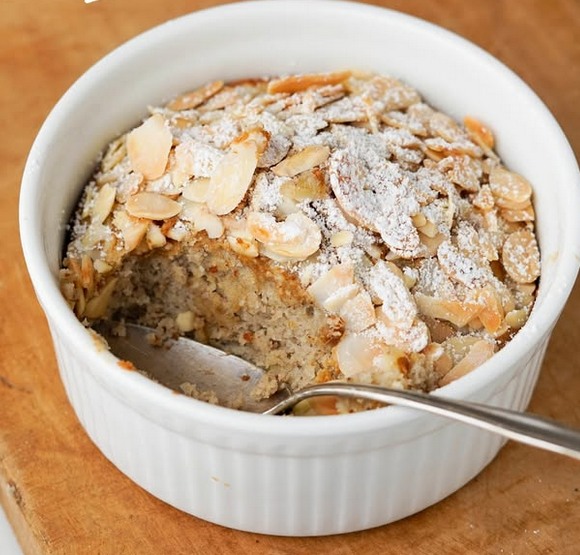 🥧TORTINA ALLE MANDORLE IN FRIGGITRICE AD ARIA
✅30 gr. farina di avena
✅10 gr. farina di mandorle
✅60 ml albume
✅ mezza banana
✅1 cucchiaino di lievito x dolci
✅mandorle a lamelle
In una ciotola schiacchiare la banana con l'albume. Aggiungere la farina di avena, la farina di mandorle ed il lievito e qualche goccia di dolcificante. Mescolare e versare in un recipiente da forno/ friggitrice ad aria. Decorare la superficie con mandorle a lamelle e se si vuole con un cucchiaino di burro di arachidi.
Infornare in friggitrice ad aria a 160° per 15-20 minuti!
#ideepercolazione #mangiaresano #breakfast #tortafit #fitnessmotivation #ideesane #fitfood #healthyfood #nutrizione #almondcake