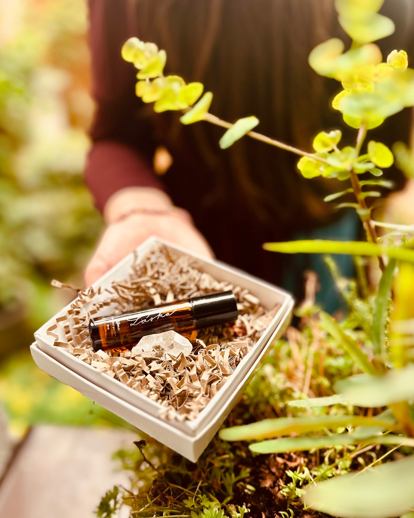 💃 Tančíme v rytmu zážitků 💃
LÁSKA V KAŽDÉ KAPCE - vůně, která obejme srdce 💗
Roll-on s esenciálním olejem z růže damašské s kuličkou z růženínu 💎
RŮŽE – královna aromaterapie - pro každodenní rituály sebepéče 🌹
💫 vysoká kvalita jednotlivých ingrediencí
💫 žádné zbytečné škodlivé a toxické látky
💫 vhodné i pro těhotné
Složení:
Frankcionovaný kokosový olej - jedná se o kokosový olej, který je upraven frankciováním. Jde o stále tekutý olej, který je bez charakteristické kokosové vůně. Je to lehounký olej, který se snadno vstřebává.
Esenciální olej z růže damašské - vykazuje také protizánětlivé, antiseptické, antibakteriální, dezinfekční a antioxidační účinky, uvolňuje svalové křeče.
Protože VĚŘÍME PŘÍRODĚ 🌿
@alma_botanic_care
#kristies #aromaterapia #rosegarden #love